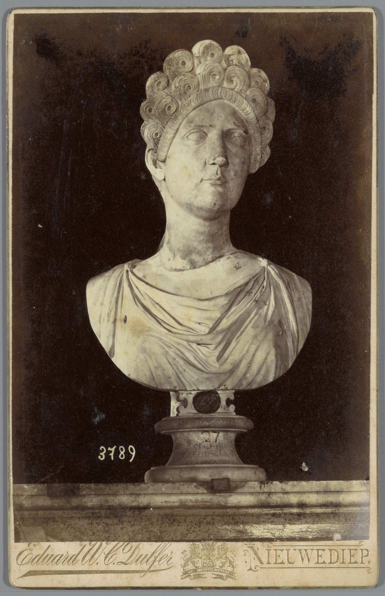 Sculptuur van een onbekende Romeinse vrouw, mogelijk Ulpia Marciana by Anonymous