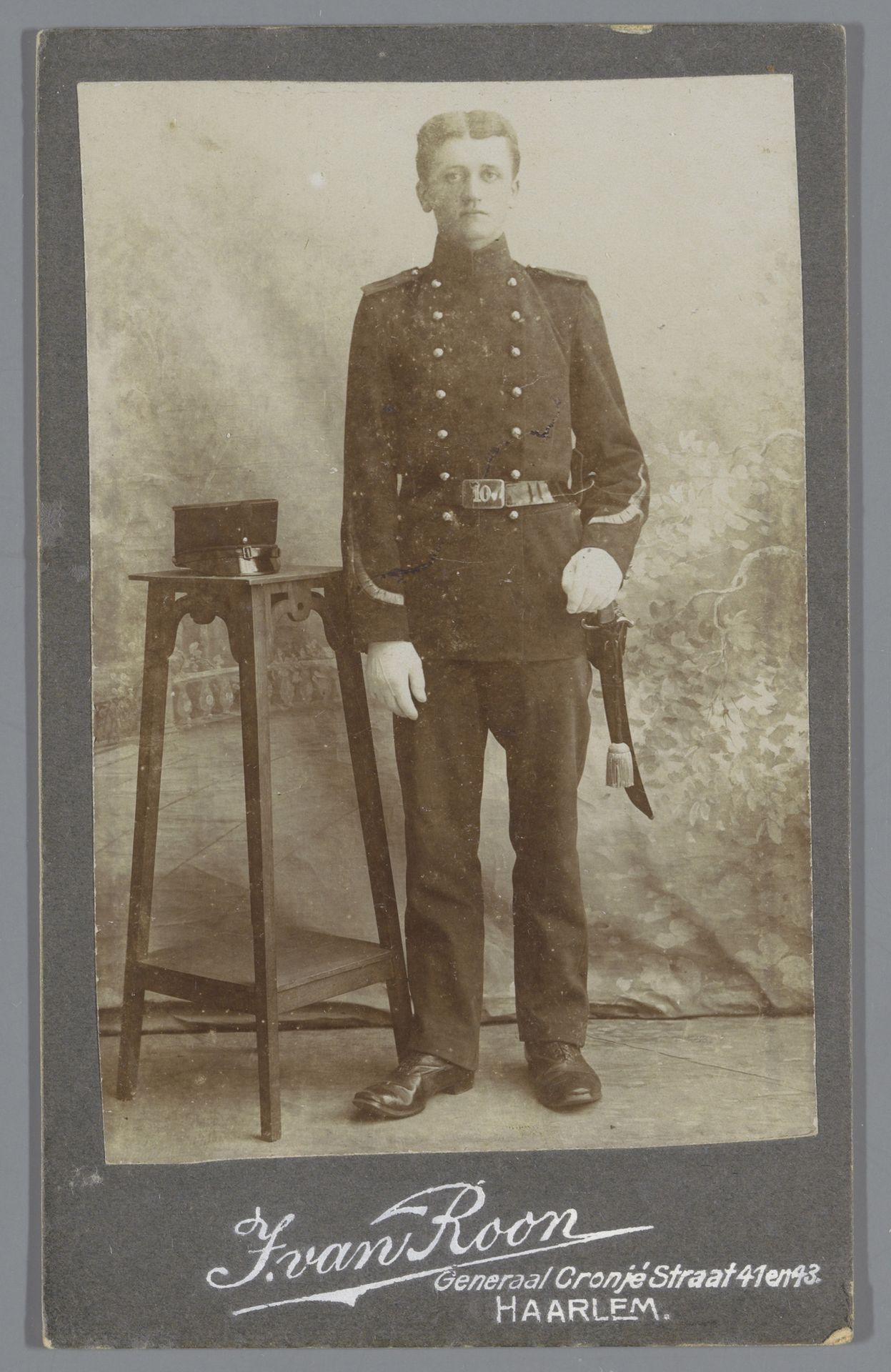 Portret van een onbekende jongeman in uniform by Jan van Roon