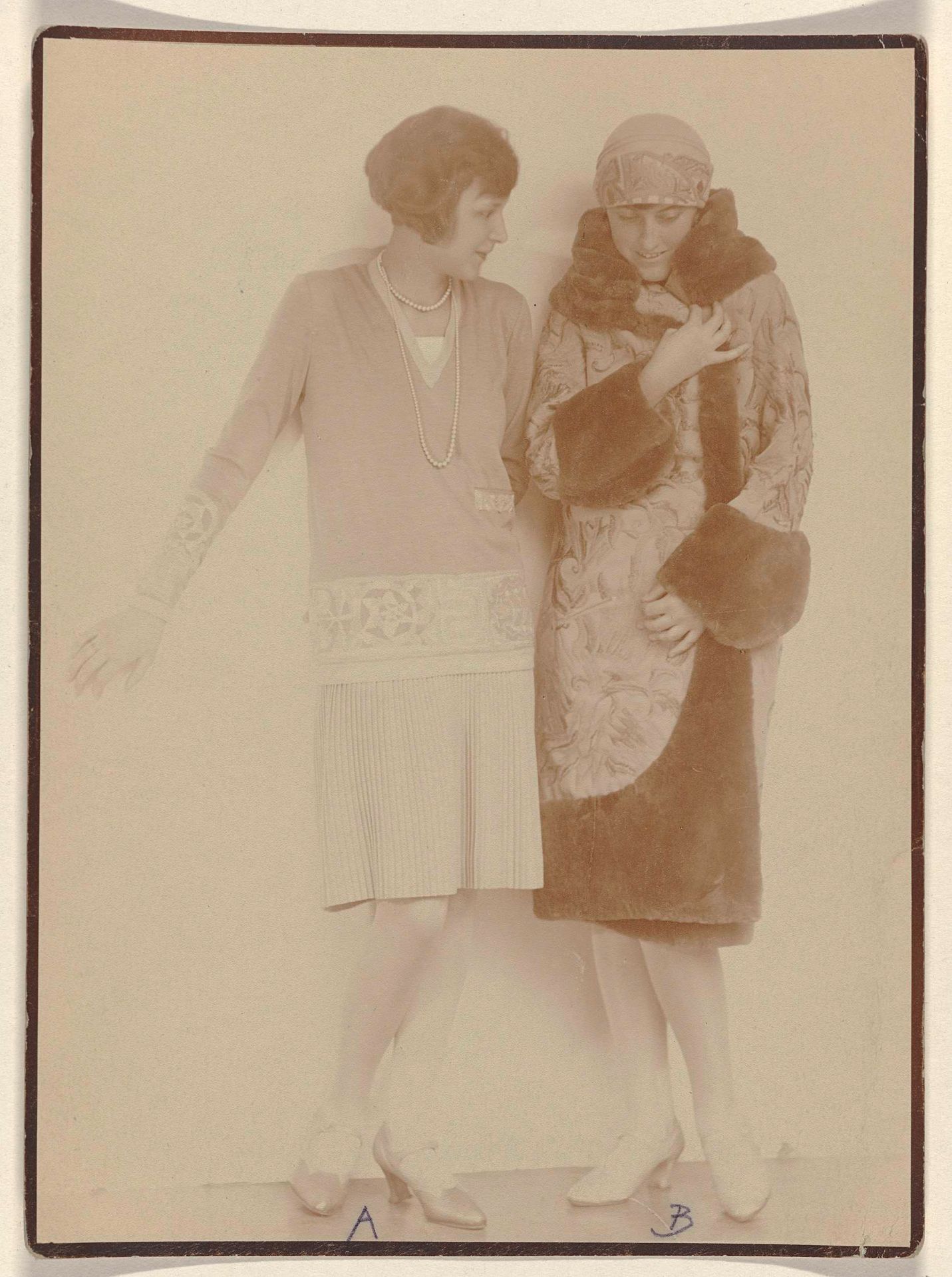 Twee modellen met een jurk, mantel en muts van de Wiener Werkstätte by Anonymous