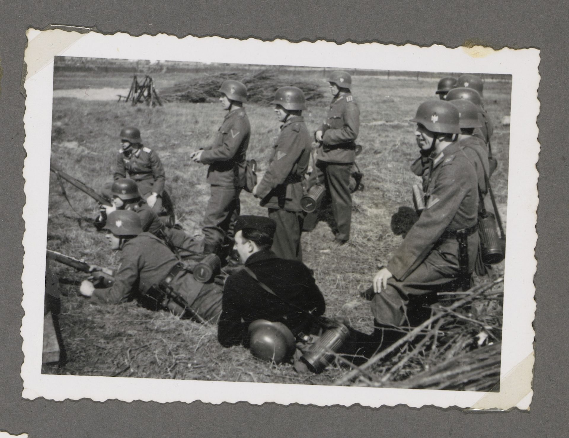 Militairen tijdens een schietoefening te Vlaardingen by Anonymous