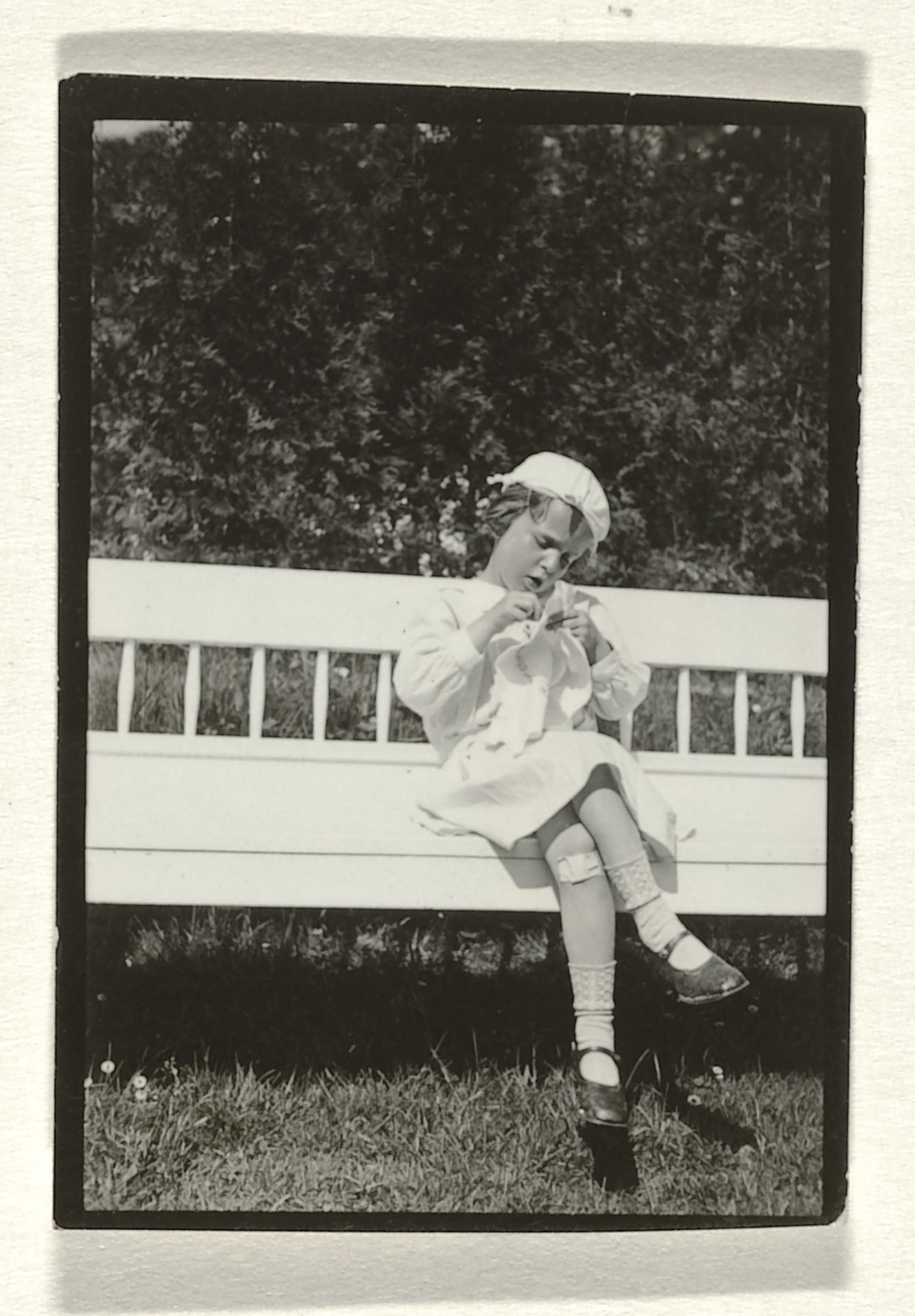 Isabel Wachenheimer leert veters strikken op een bankje in Baden-Baden, april 1933 by Oskar Hirrlinger