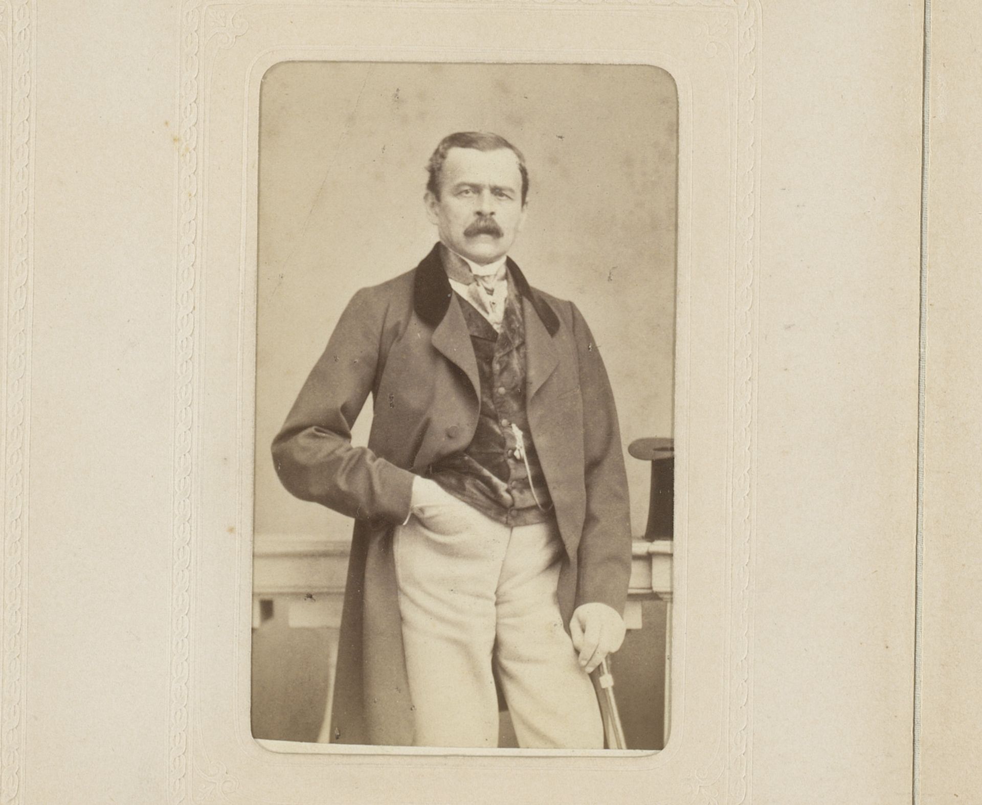 Portret van een staande man met snor by Moriz Ludwig Winter