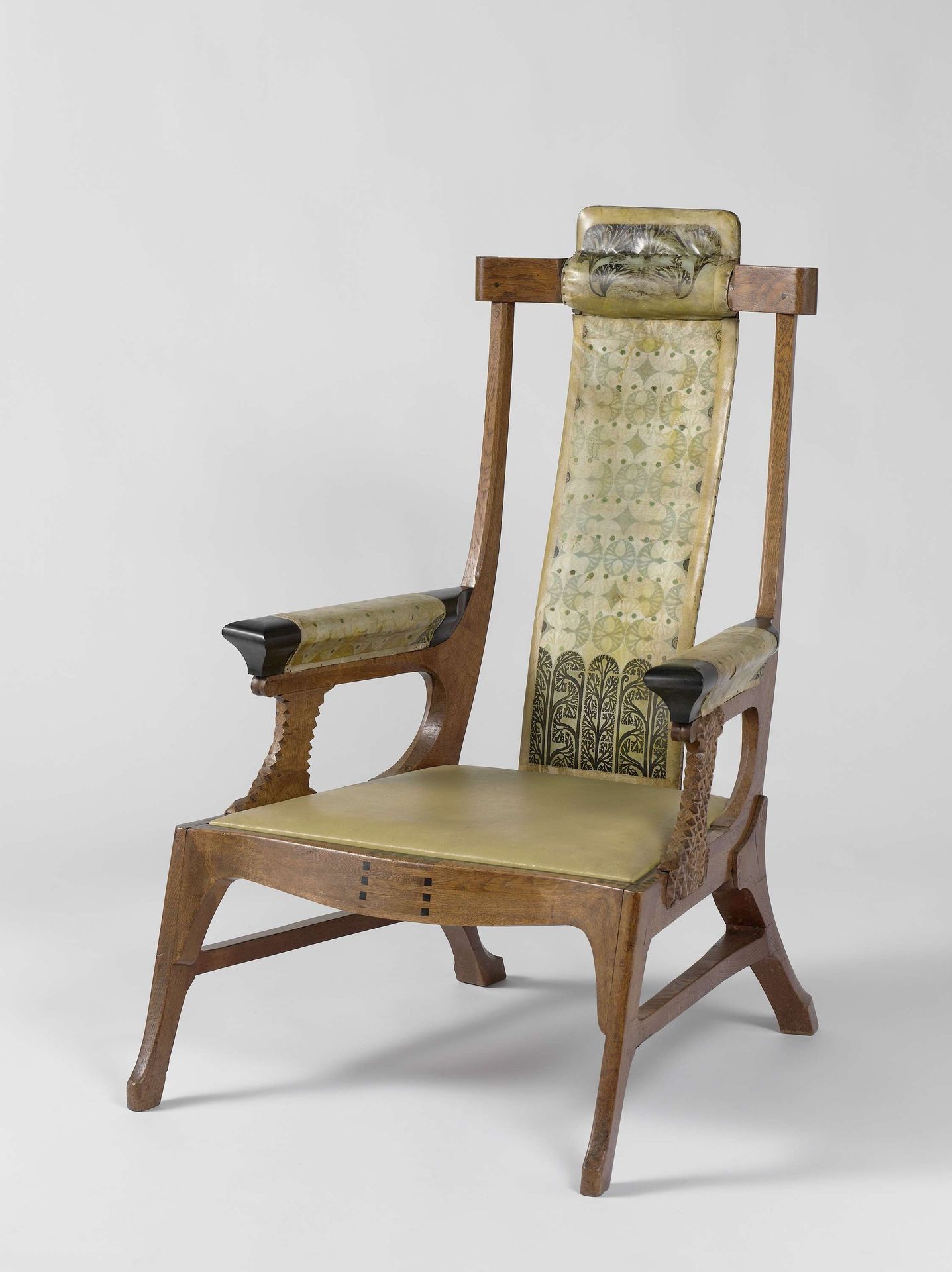 Armstoel, bekleed met gebatikt perkament by Carel Adolph Lion Cachet