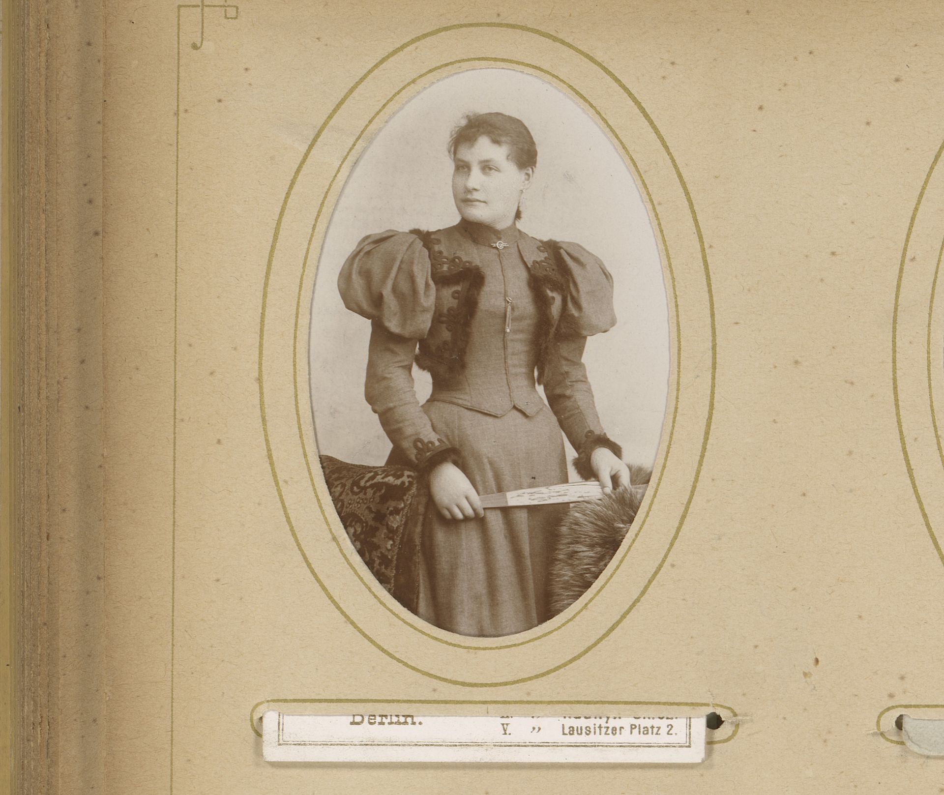 Portret van een staande vrouw met waaier in de hand by Theodor Wenzel