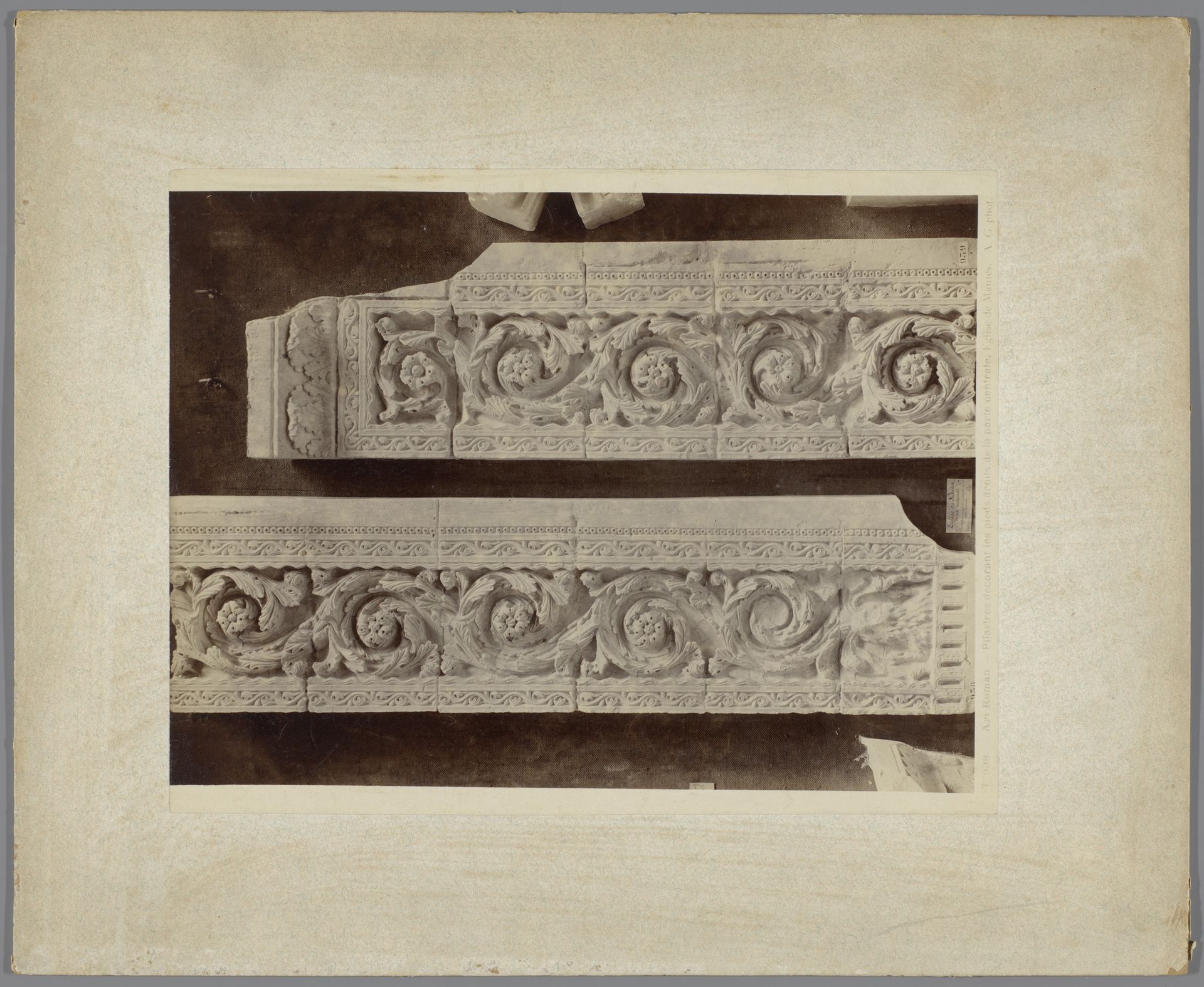 Decoratieve pilasters van de kerk van Mantes by Adolphe Giraudon