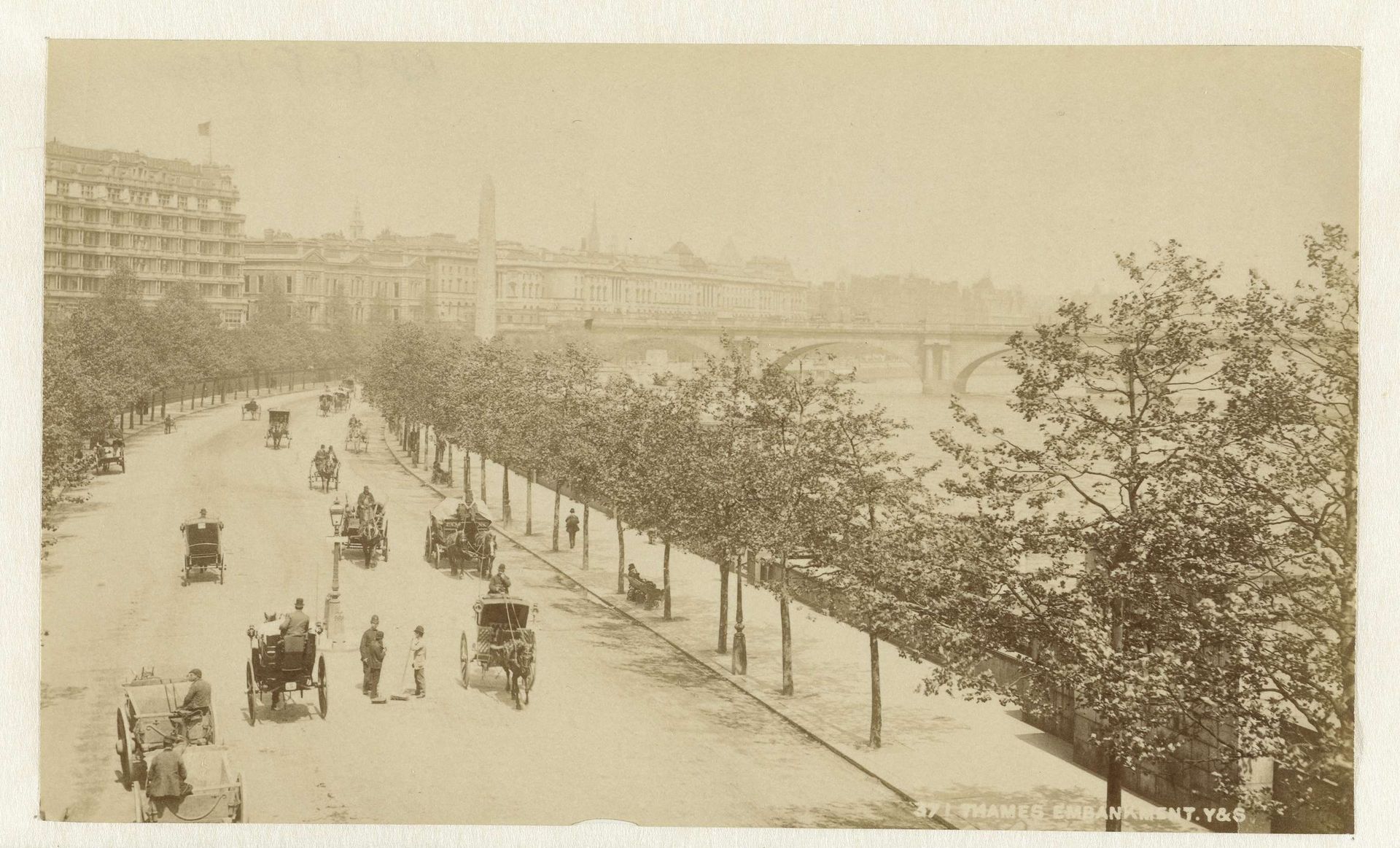 Victoria Embankment met zicht op Waterloo Bridge, Londen by Y & S