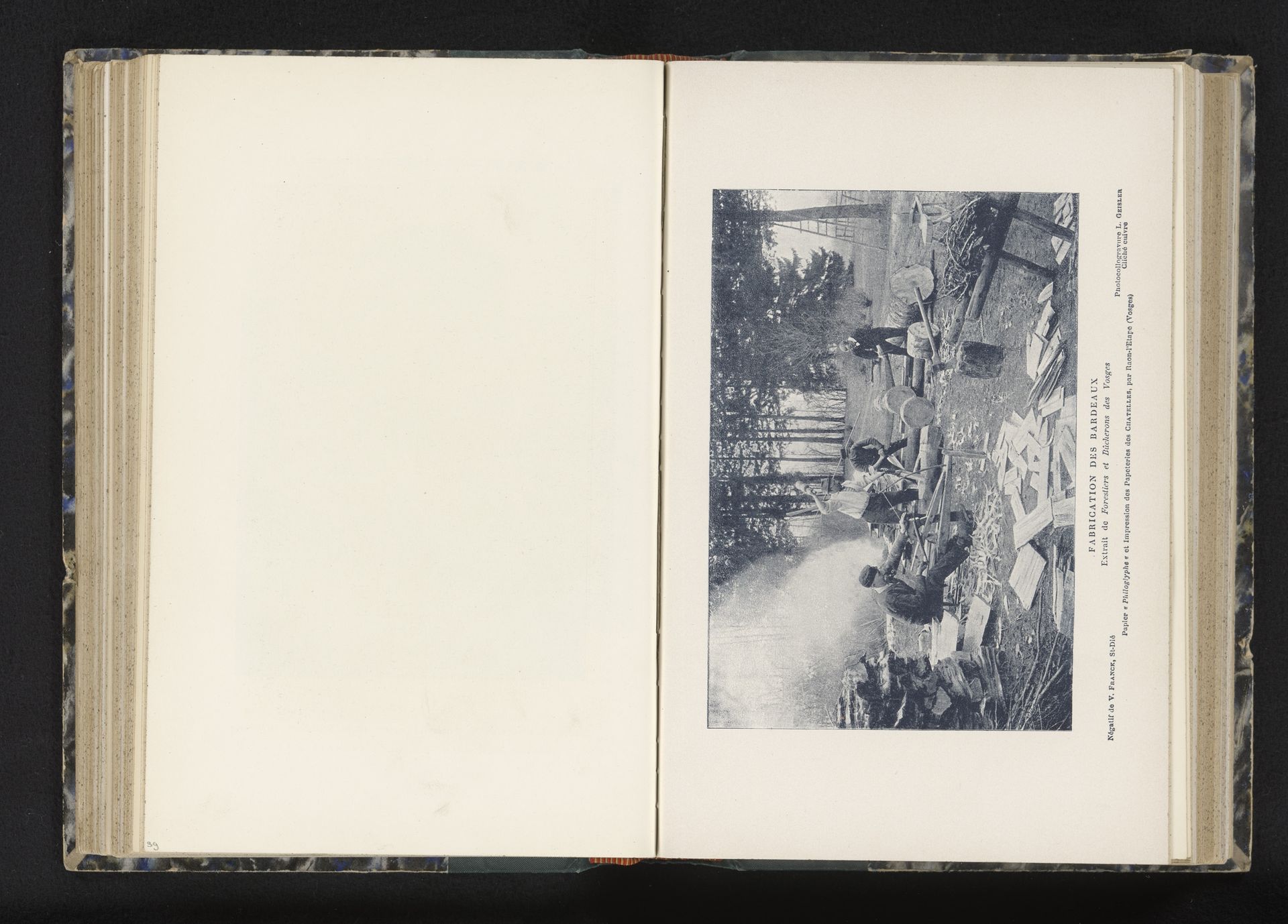 Vier mannen maken planken van boomstammen by V. Franck