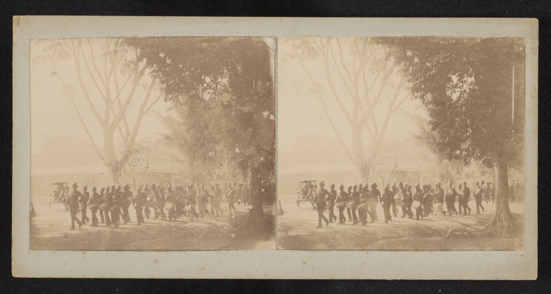 Muziekband op weg naar de paradeplaats by Robert Julius Boers