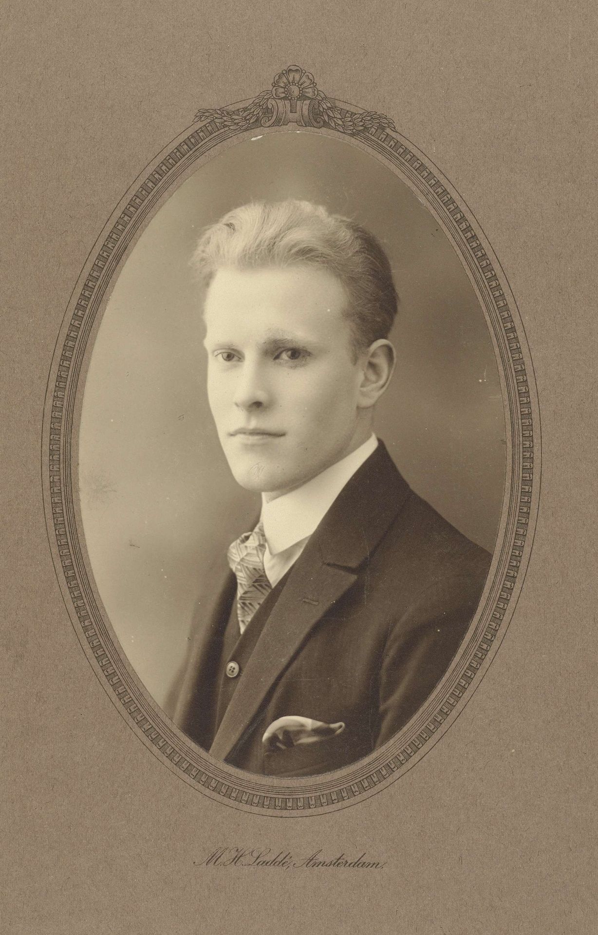 Ovaal studioportret van een onbekende man by Machiel Hendricus Laddé