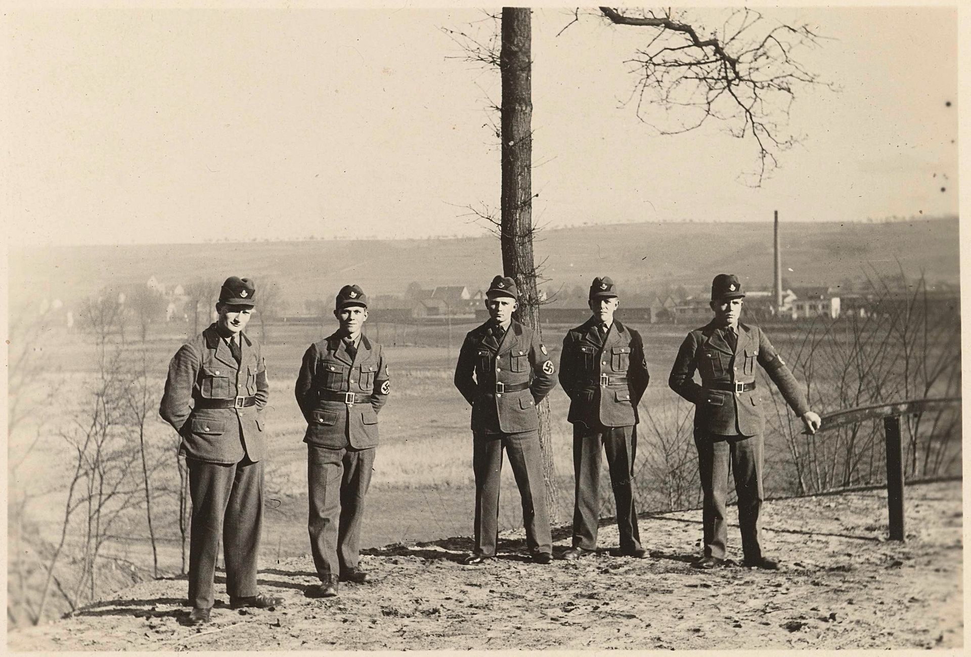 Vijf leden van de Reichsarbeitsdienst in een landschap by Anonymous