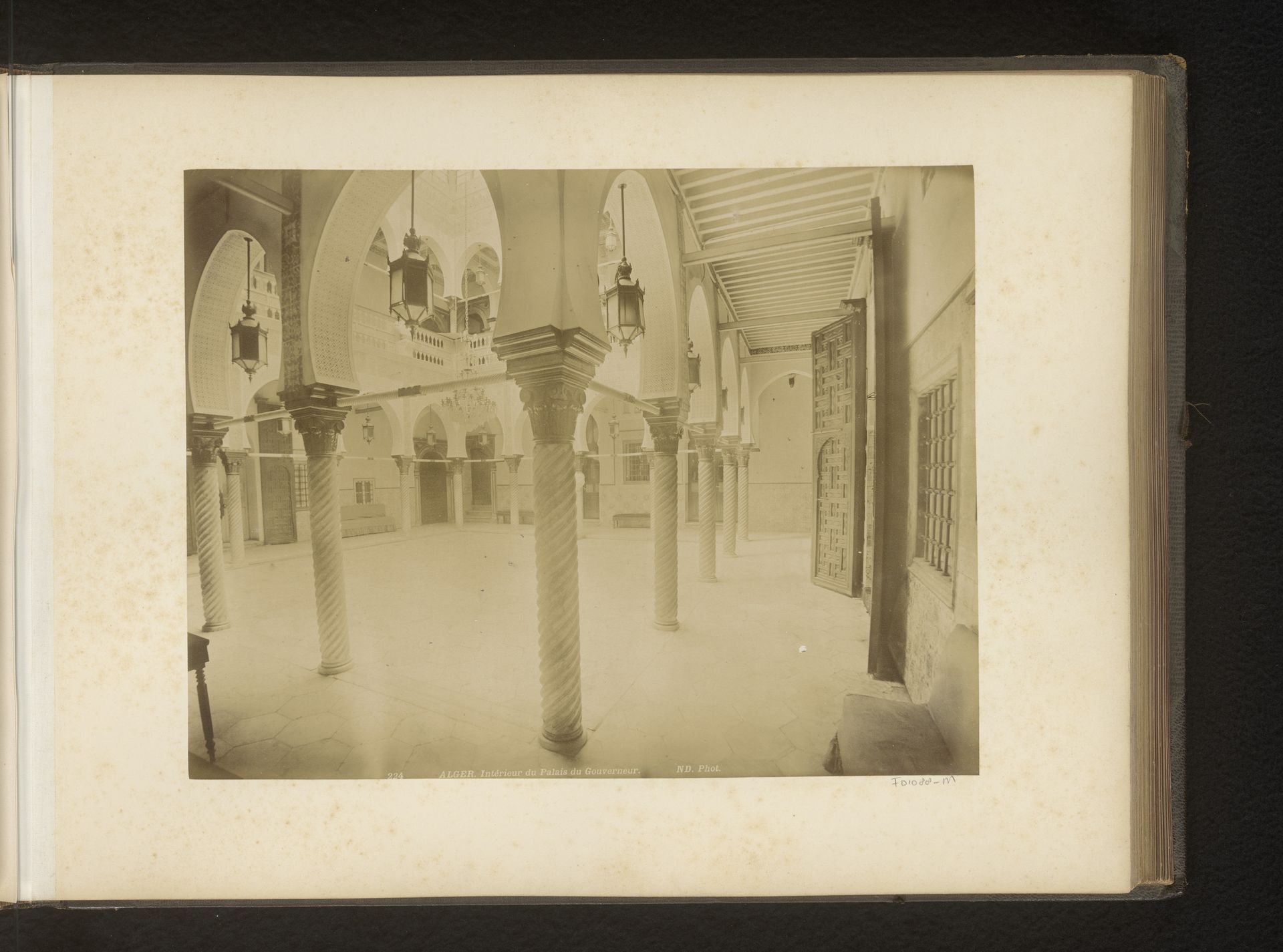Binnenplaats van Palais des Raïs te Algiers by Étienne Neurdein