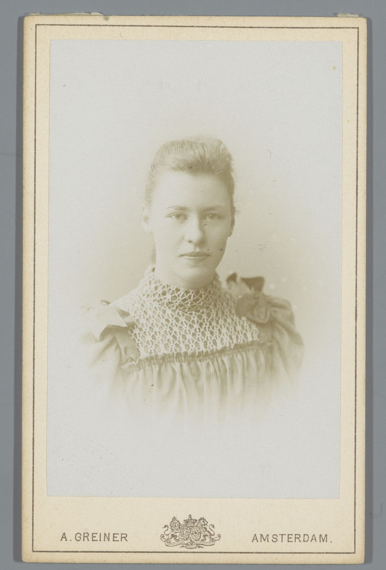 Portret van een onbekende vrouw by Albert Greiner