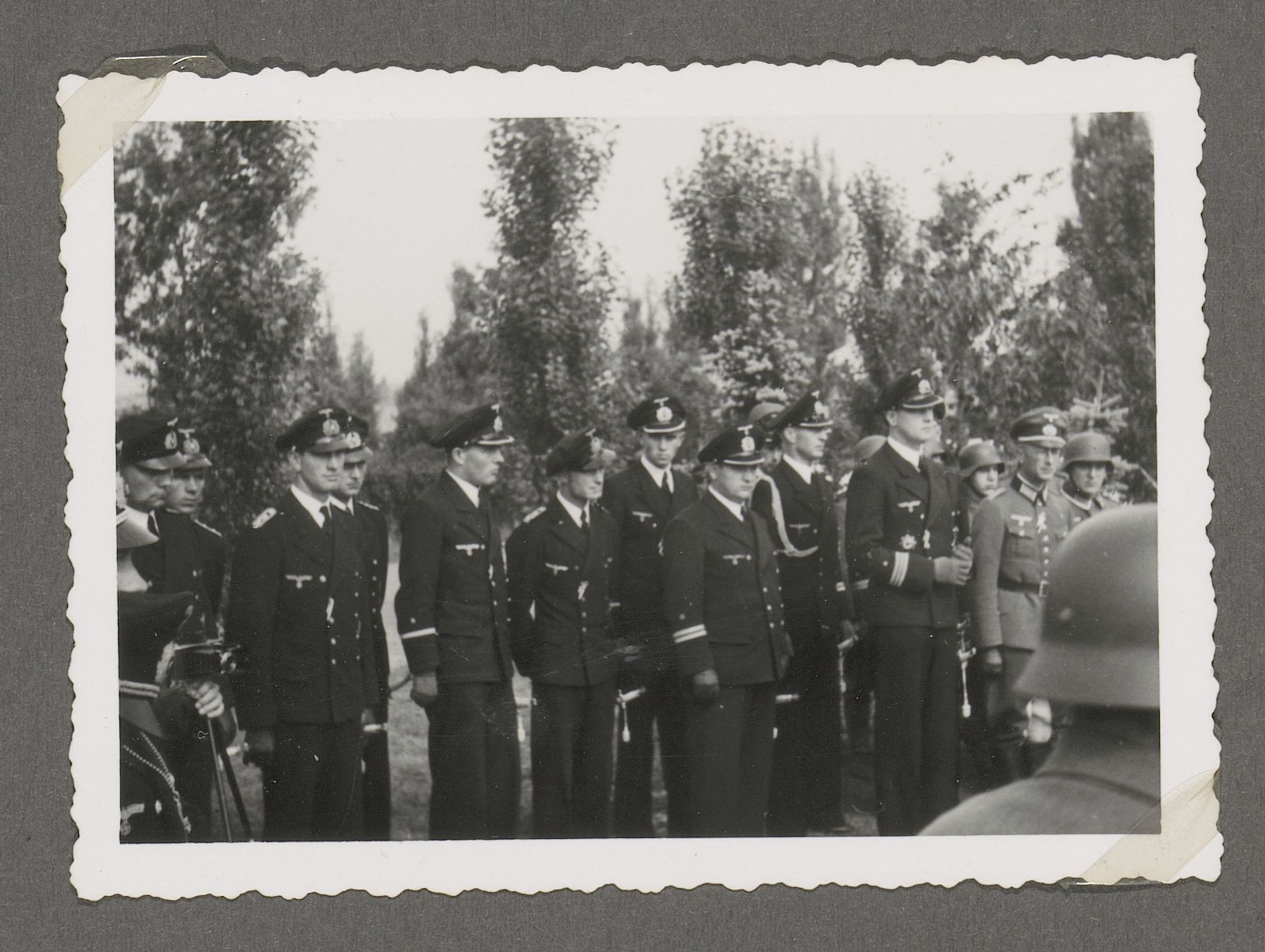 Militairen bij de begrafenis van drie gevallen militairen by Anonymous