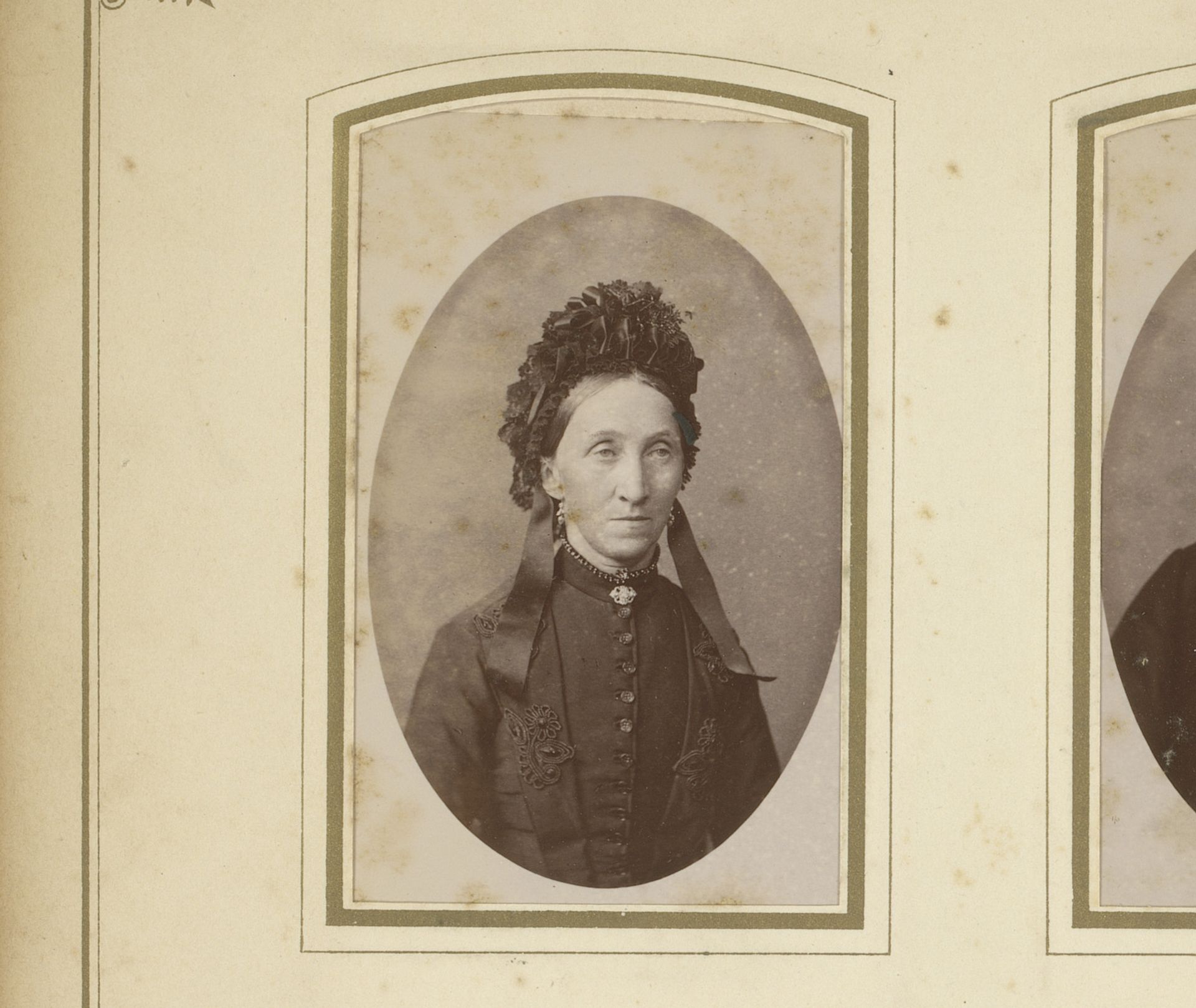 Portret van een vrouw met muts by Roelof Hinderikus Christiaan Karsses