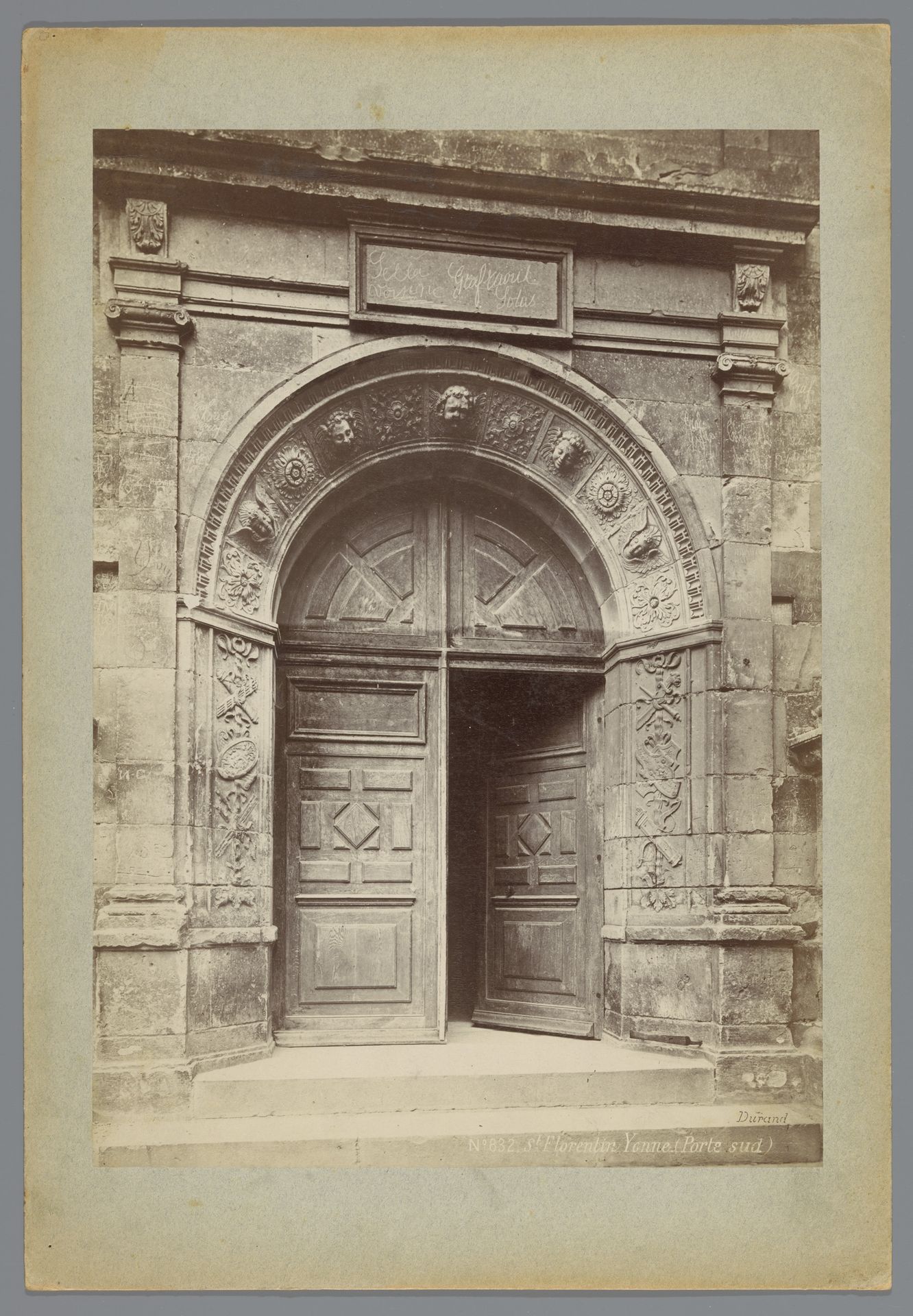 Zuidelijk toegangsportaal van de kerk Saint-Florentin te Saint-Florentin by Médéric Mieusement