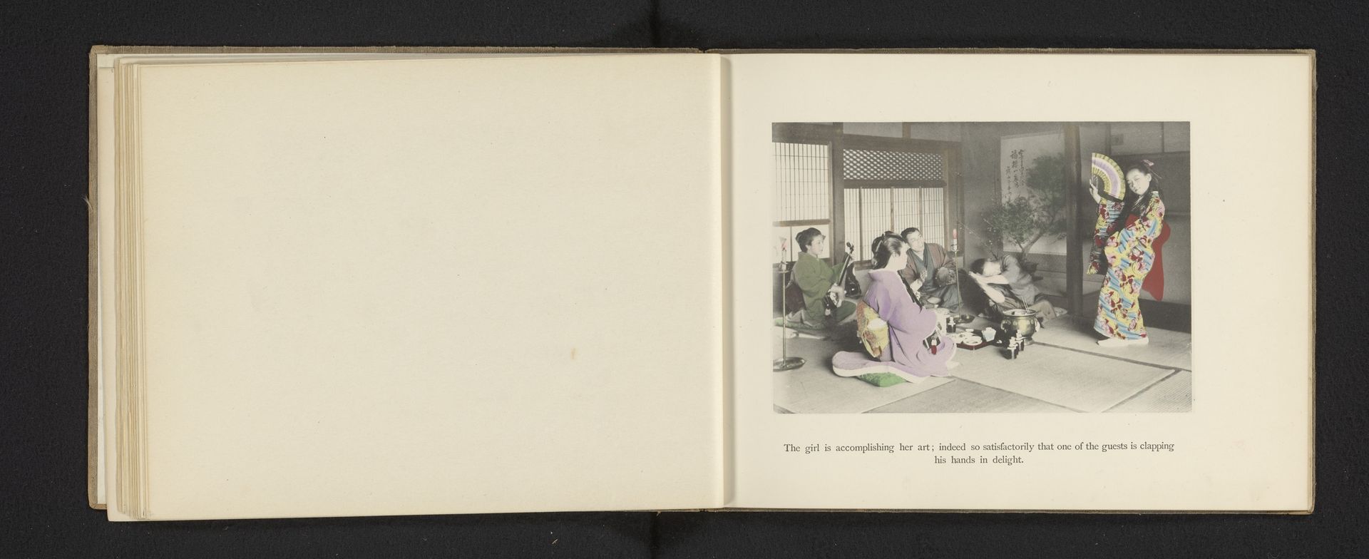 Drie geisha's geven een optreden voor twee mannen in een theehuis in Japan by Kōzaburō Tamamura
