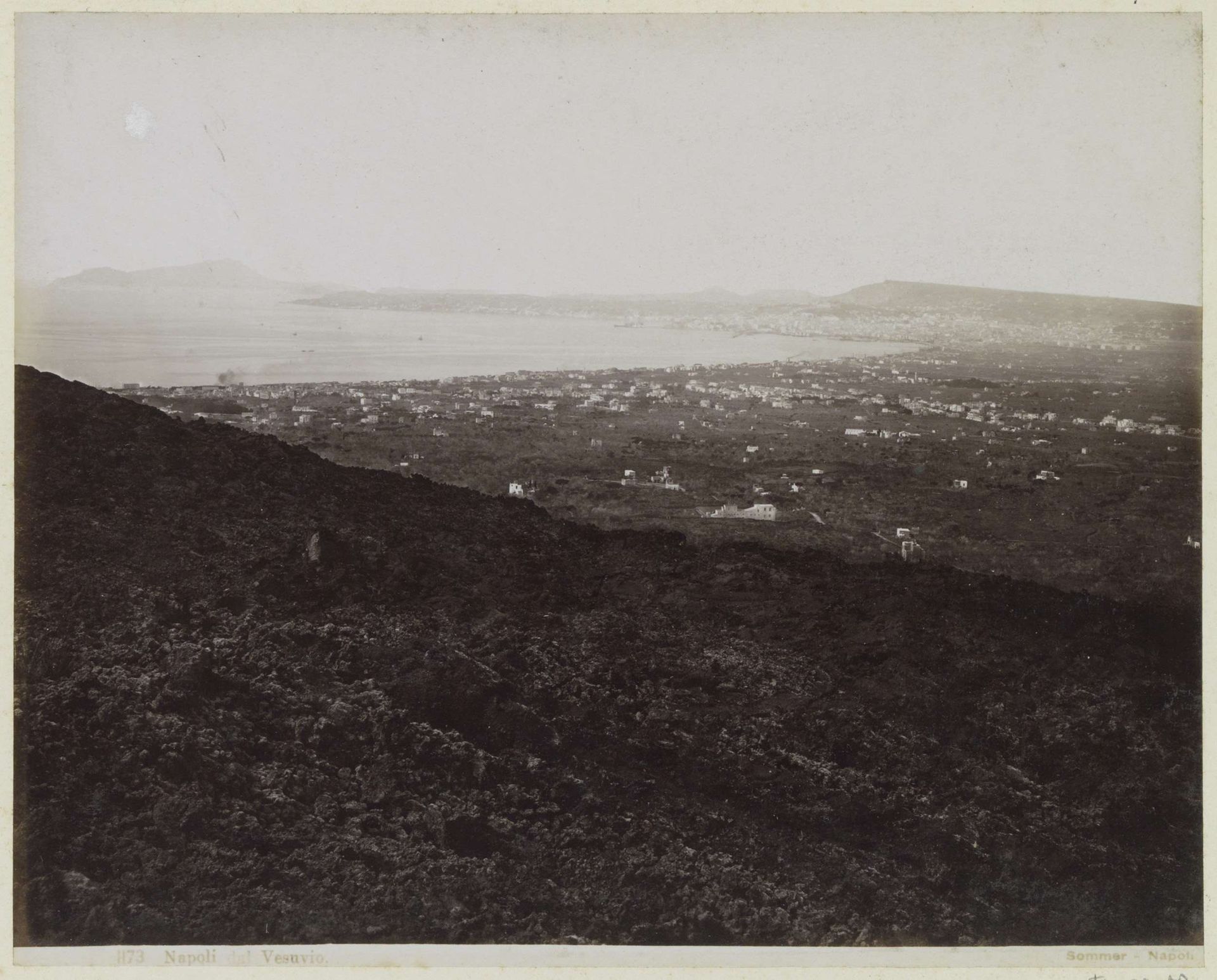 Napels gezien vanaf de flanken van de Vesuvius by Giorgio Sommer