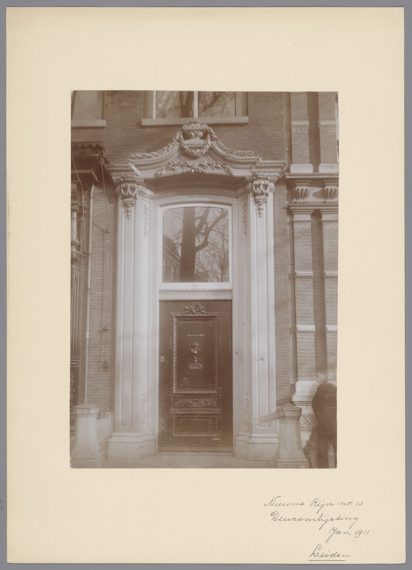 Versierde deuromlijsting van Nieuwe Rijn 10 te Leiden by anoniem (Monumentenzorg)