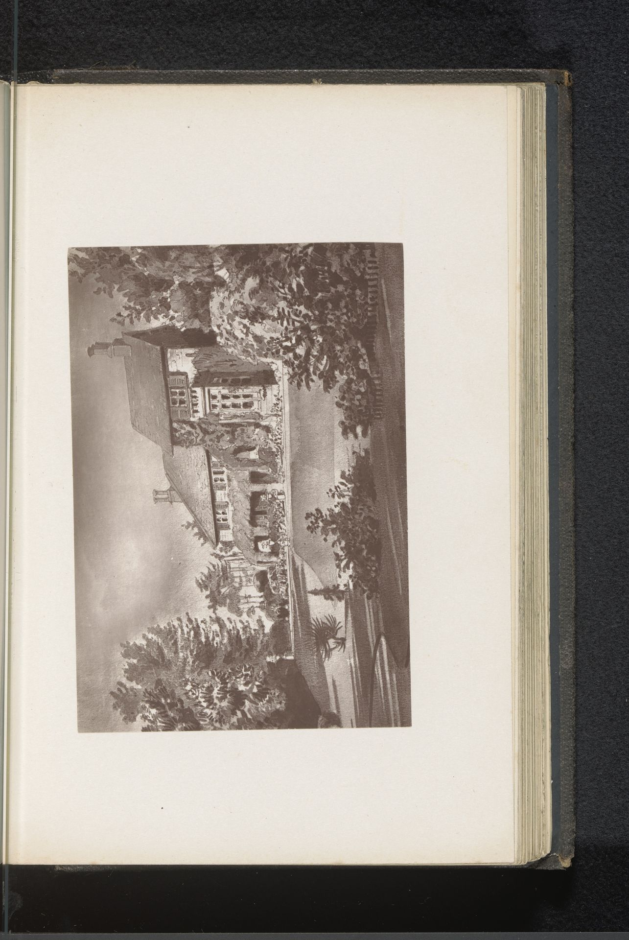 Fotoreproductie van een tekening, voorstellende een gezicht op de voorgevel van Holmhurst House by Anonymous