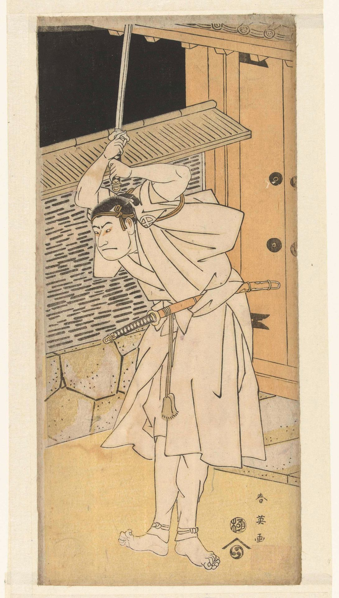 Acteur Otani Oniji met geheven zwaard, staand bij poort; bij nacht. by Katsukawa Shun'ei