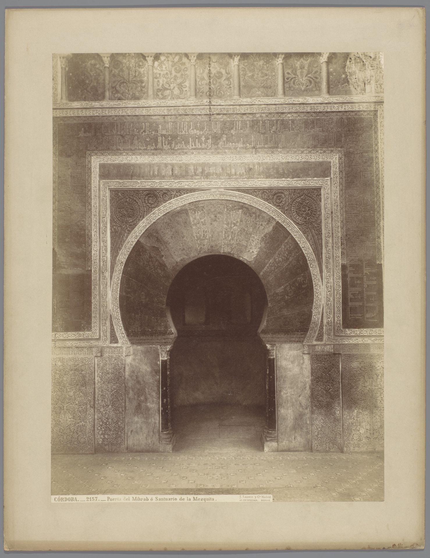 Poort van de gebedsnis (mihrāb) in de Mezquita te Córdoba by Juan Laurent