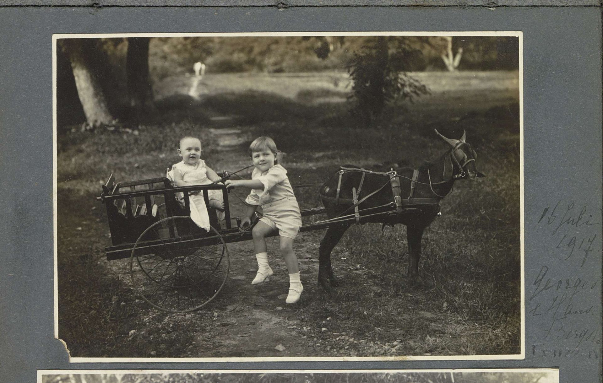 Kinderen Georges en Hans Bergsma met bokkenwagen in tuin op Sumatra by Anonymous