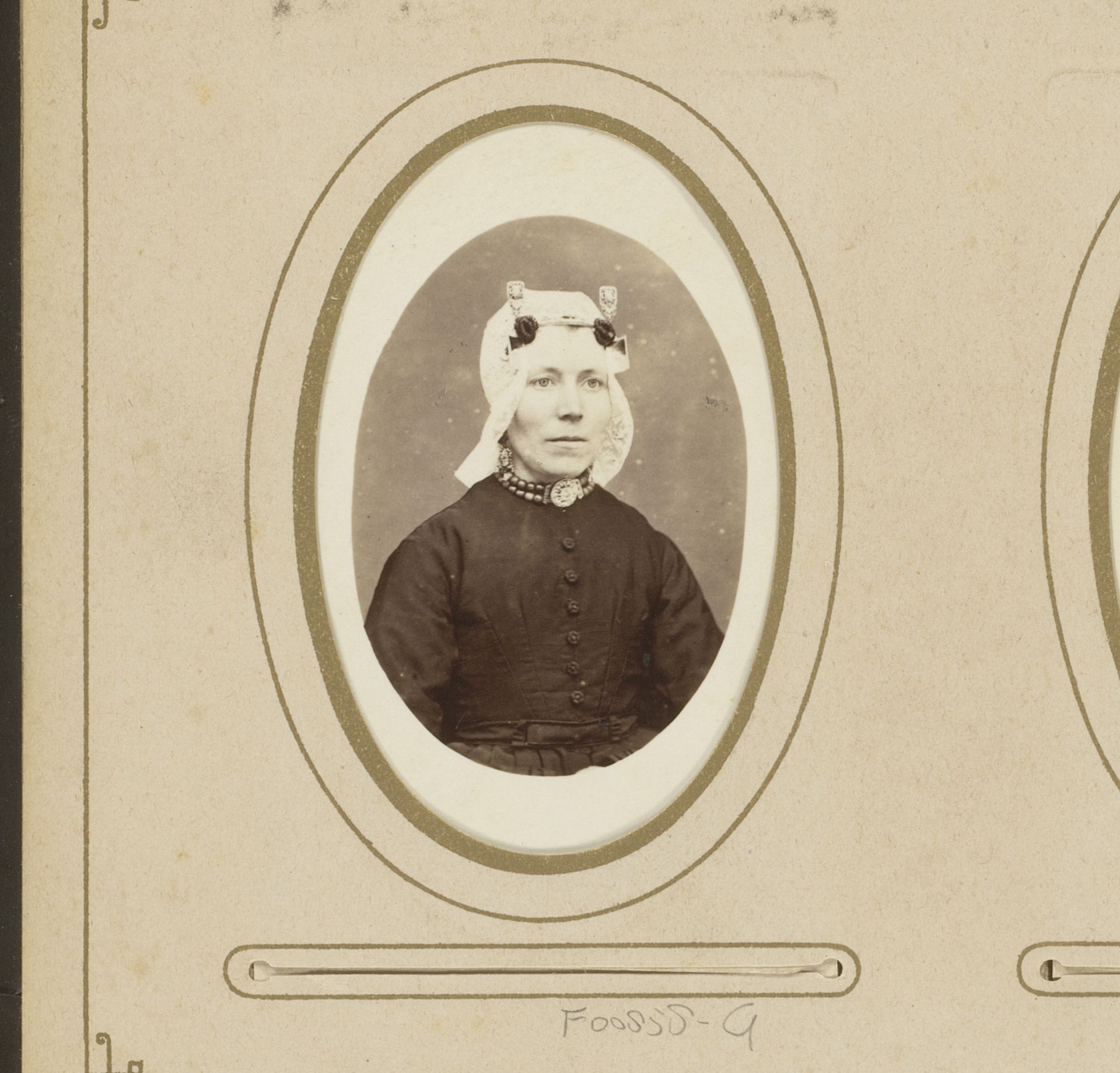 Portret van een vrouw met muts, gelijkend op Friese kap by F.D. van Rosmalen & Zoon