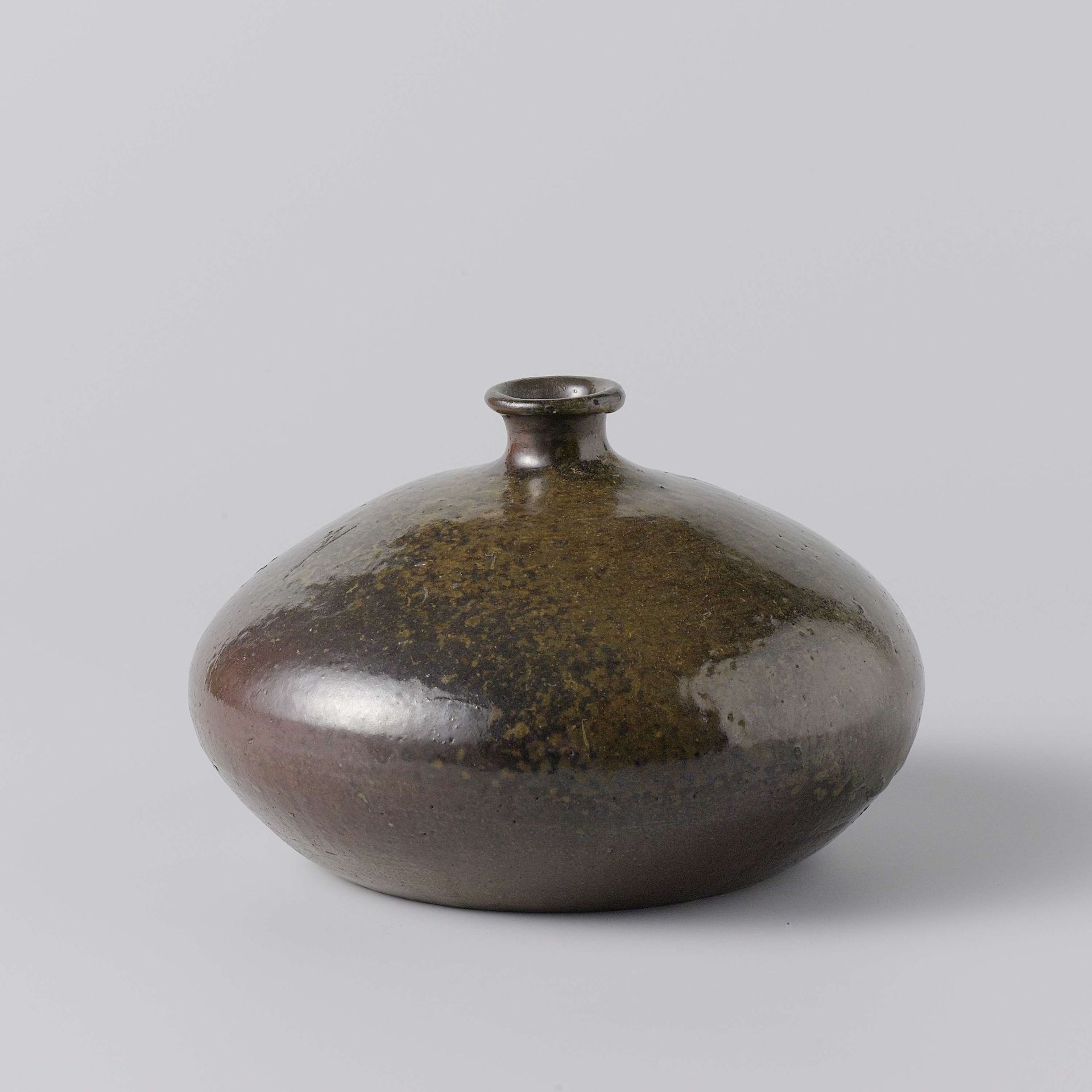 Bottle vase with a green brown glaze by Yaheita (Yaheiji ?)