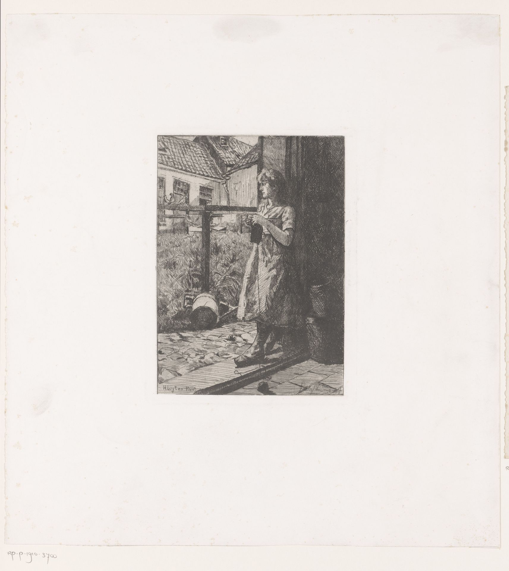 Jonge vrouw staat in de deuropening te breien by Fritz Hanno