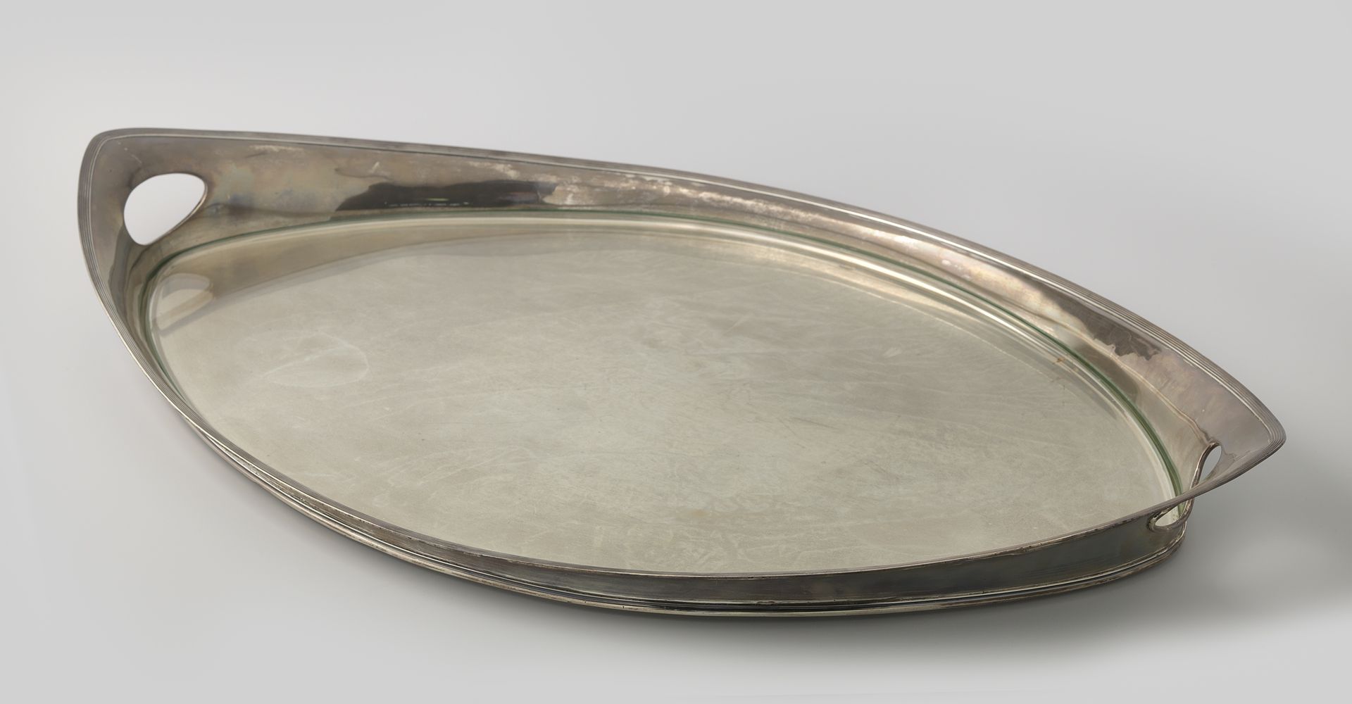 Dienblad van zilver, spitsovaal, met ovale handgrepen by Hendrik Smits