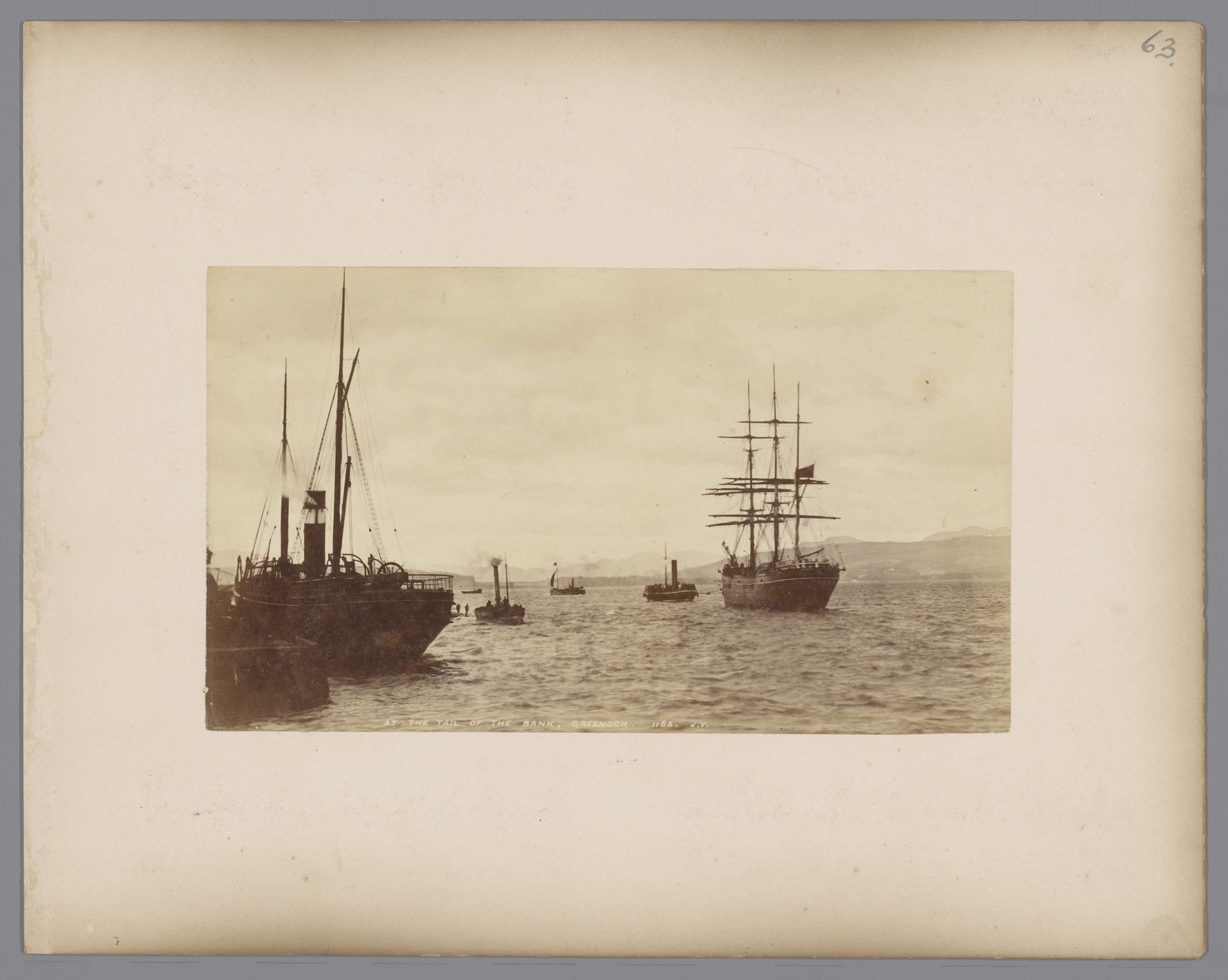 Zeegezicht met schepen ("At the tail of the bank, Greenock") by James Valentine
