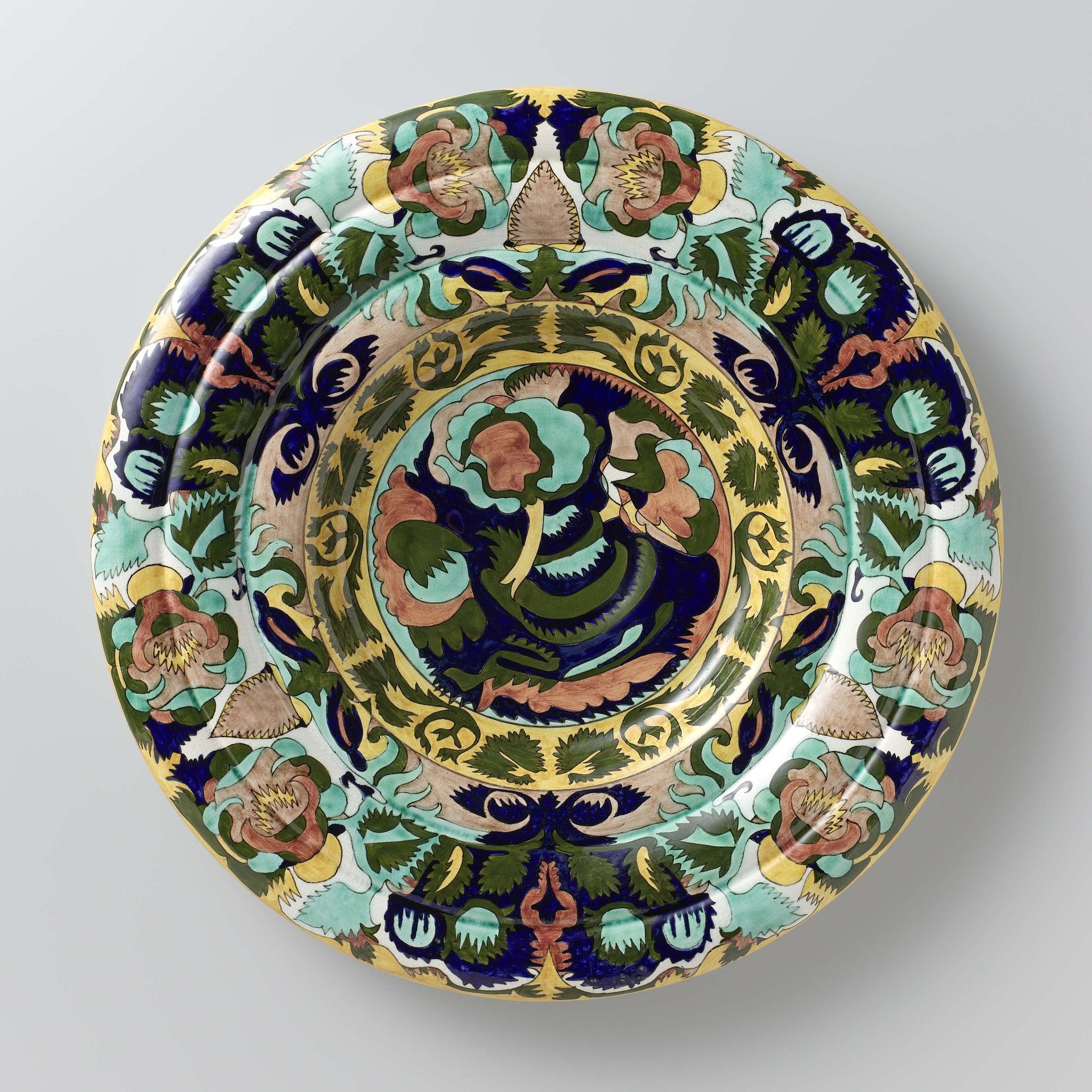 Decorative plate with plant motifs by N.V. Haagsche Plateelfabriek Rozenburg