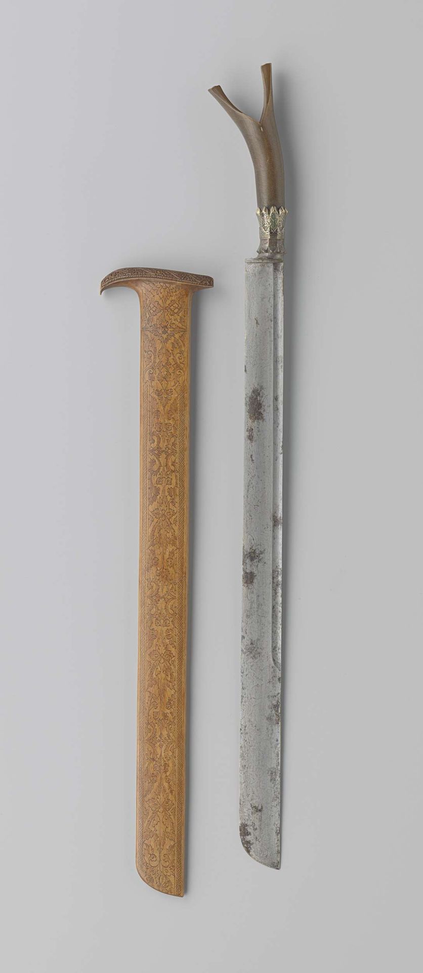 Sikin panjang met schede uit het bezit van generaal G.C.E. van Daalen by Anonymous