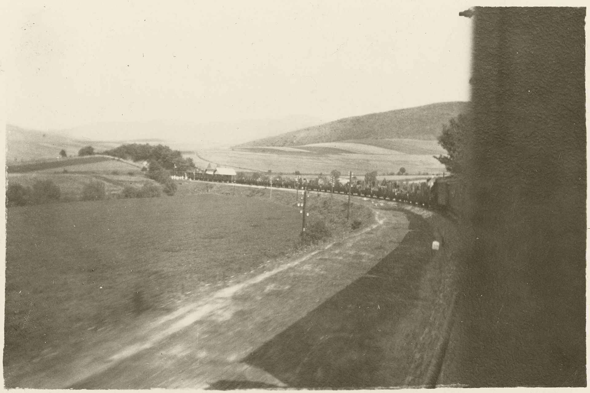 Heuvelachtig landschap gezien vanuit een trein by Anonymous