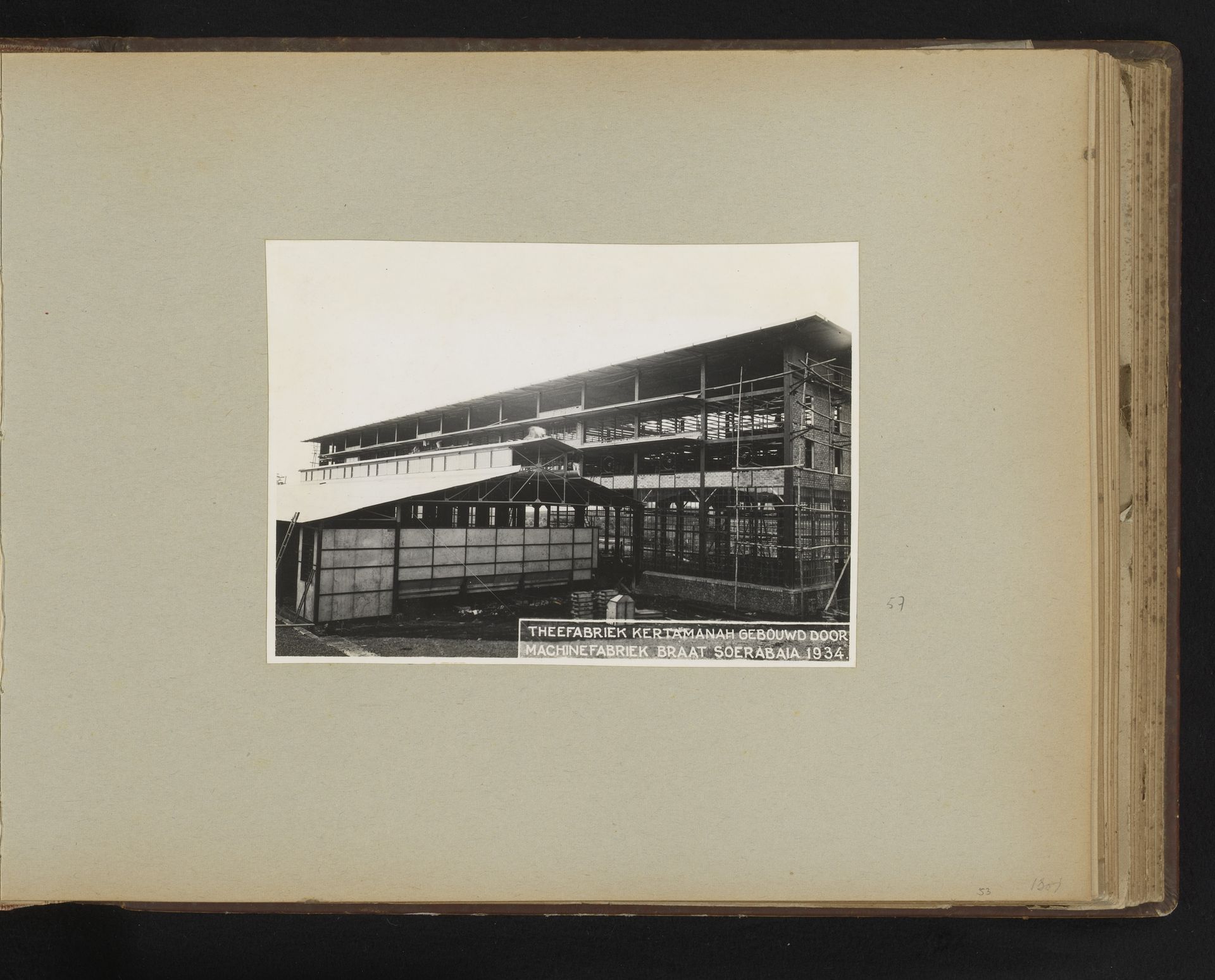 Theefabriek Kertamanah gebouwd door Machinefabriek Braat Soerabaia 1934 by Anonymous