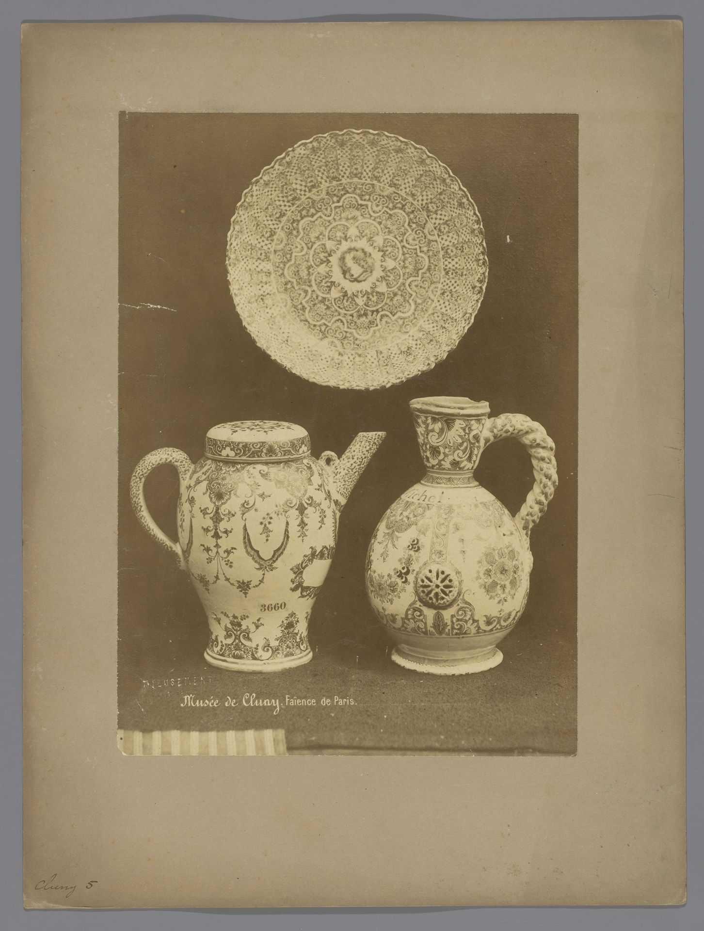 Versierd aardewerk, theepot, karaf en bord by Médéric Mieusement
