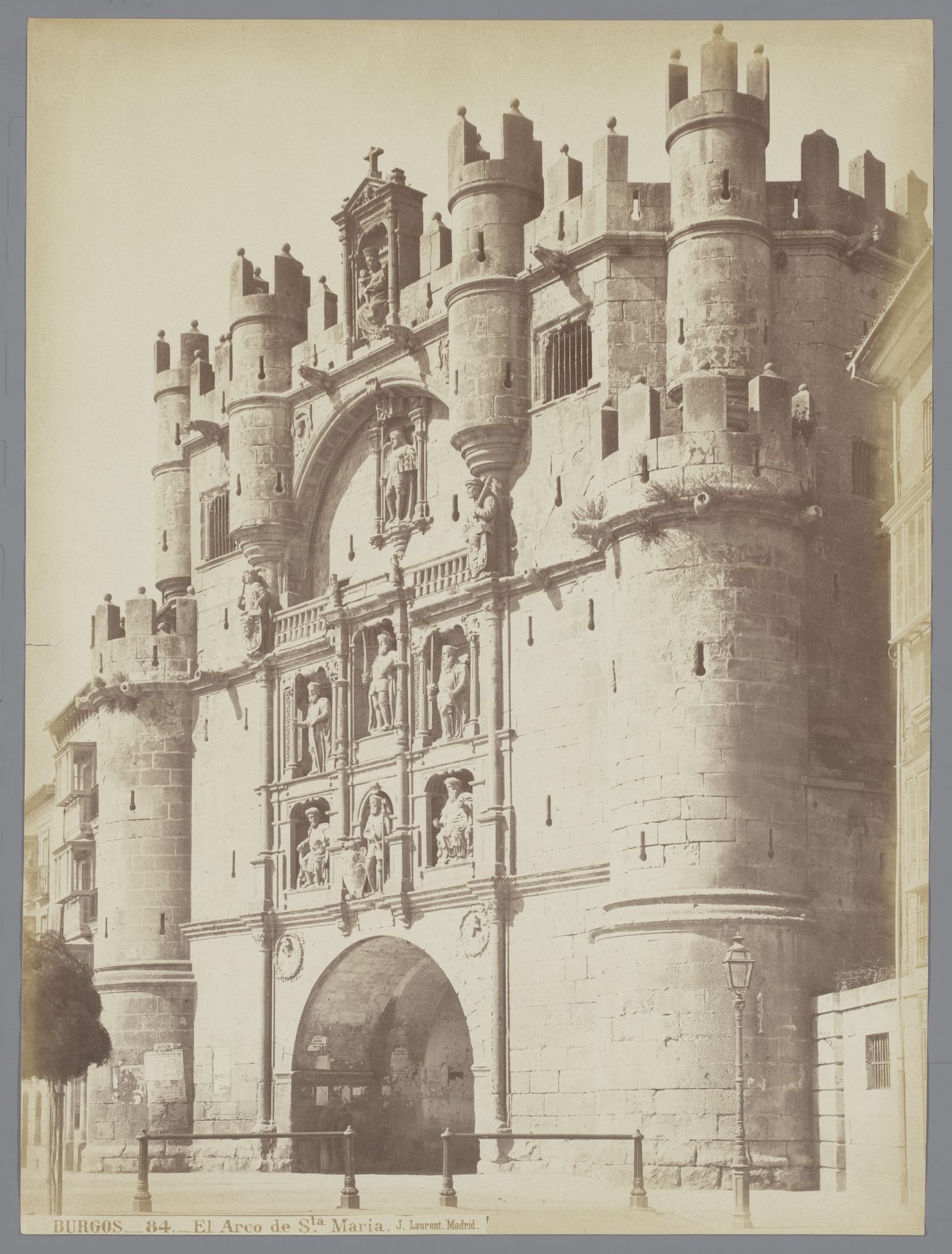 El Arco van de kerk Santa Maria in Burgos, Spanje by Juan Laurent