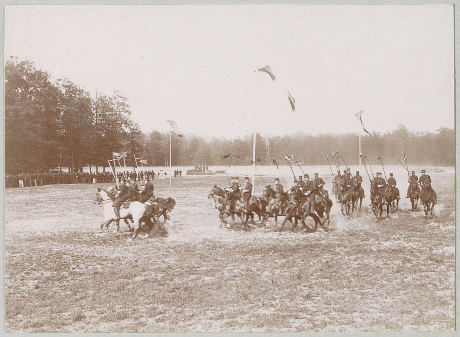 Cavalerie tijdens oefening te Fontainebleau by Delizy