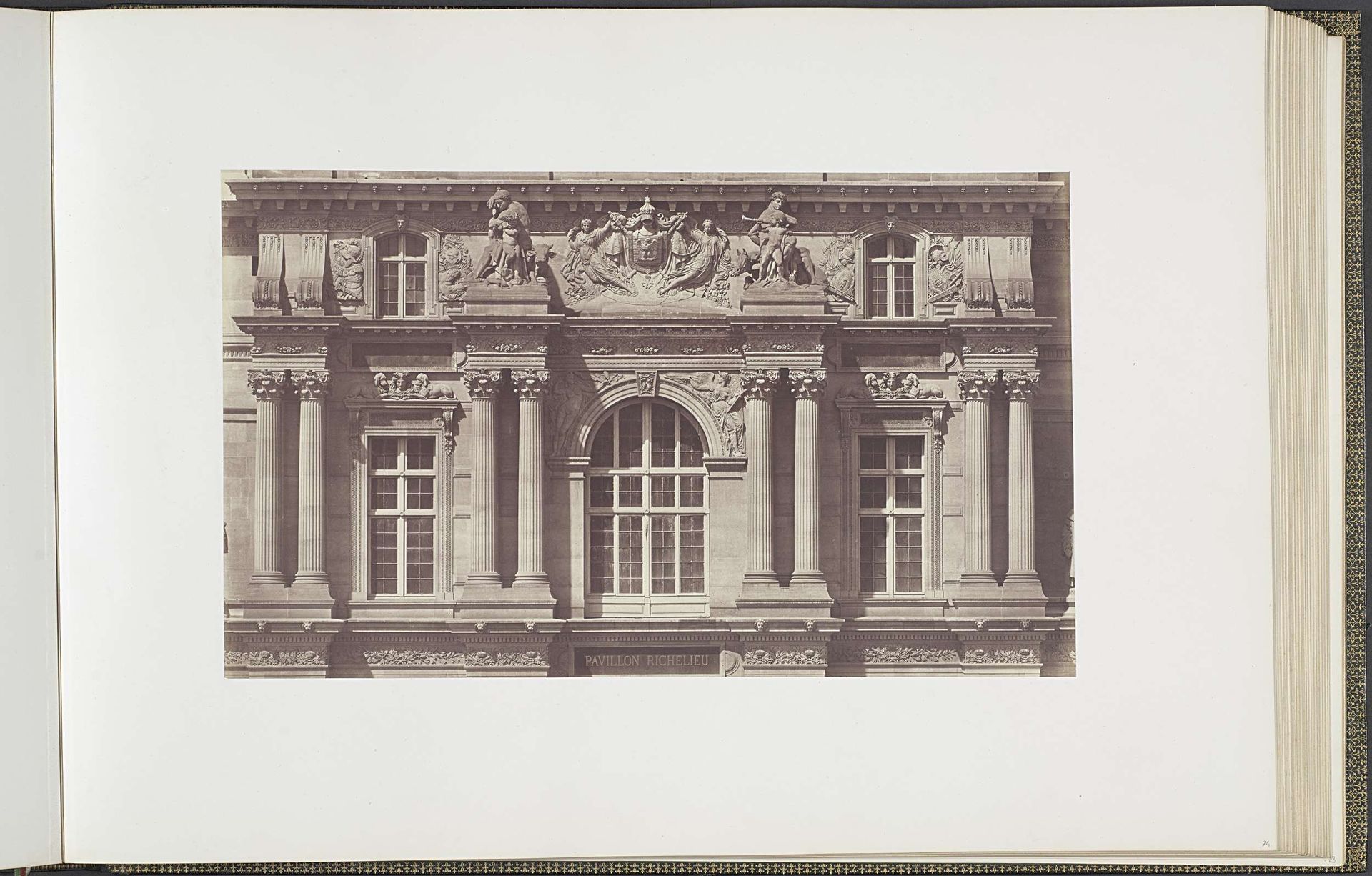 Eerste verdieping van het Pavillon Richelieu in het Palais du Louvre by Edouard Baldus