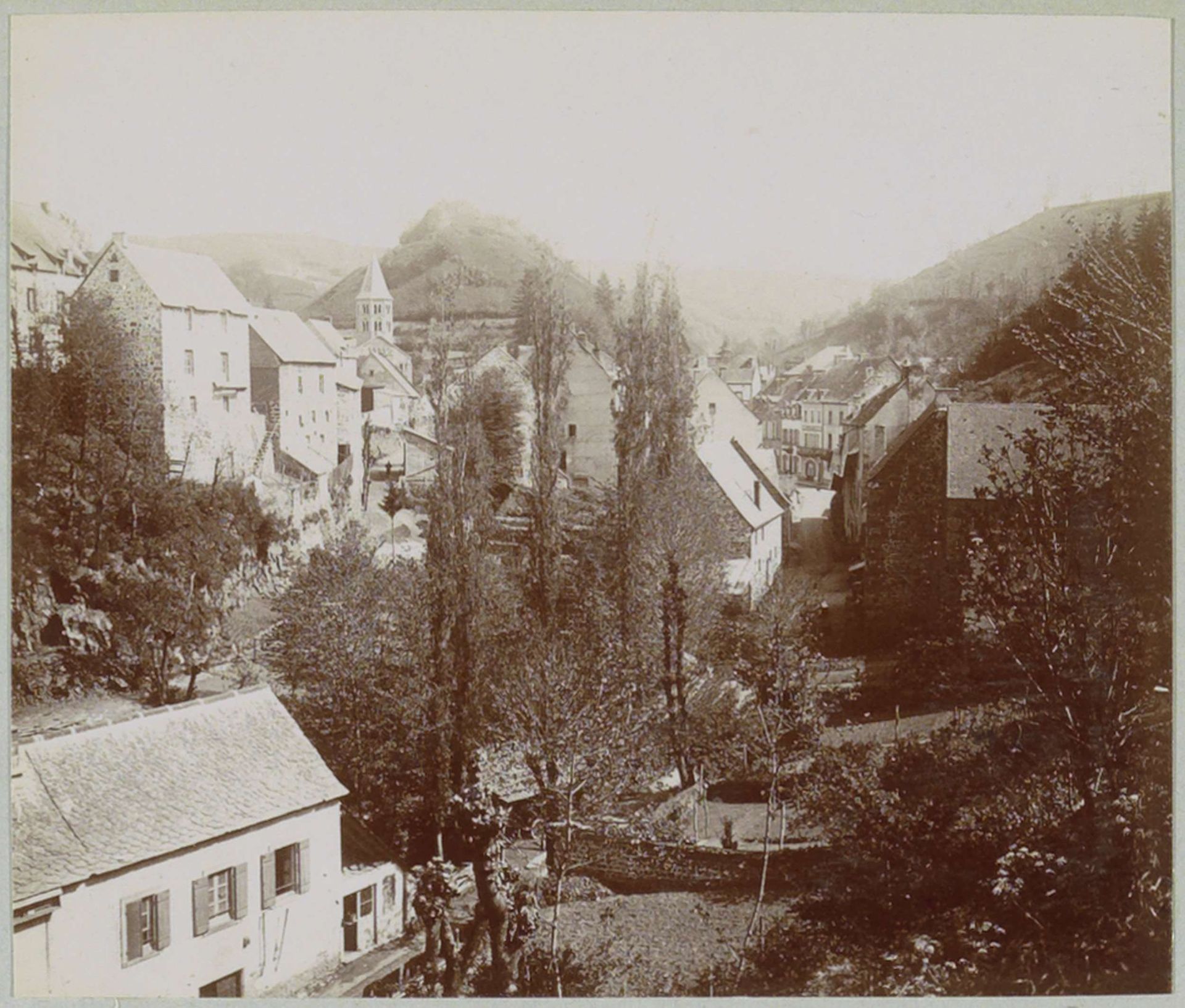 Gezicht op Rochefort-Montagne by Delizy