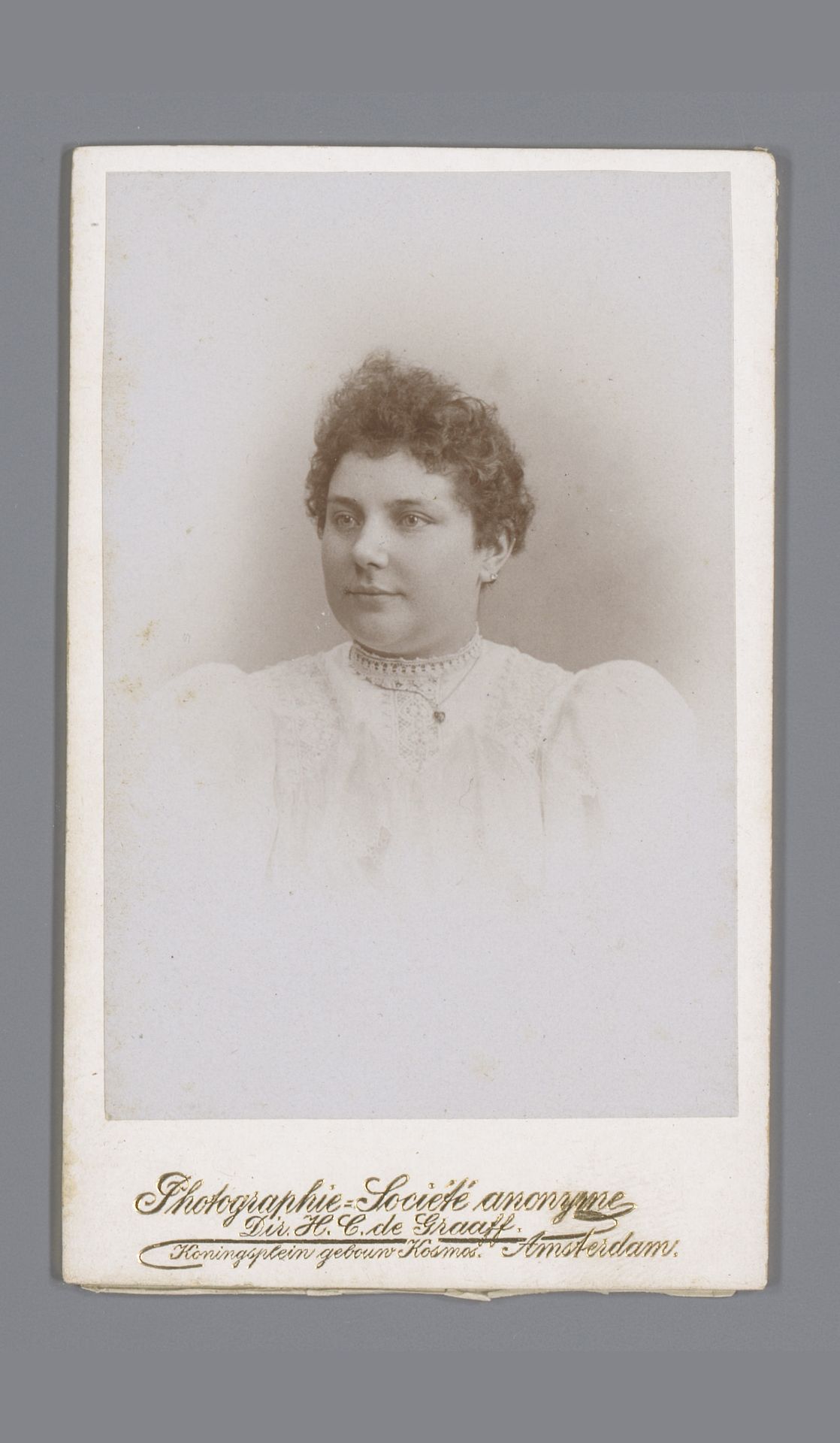 Portret van een onbekende vrouw by H.C. de Graaff