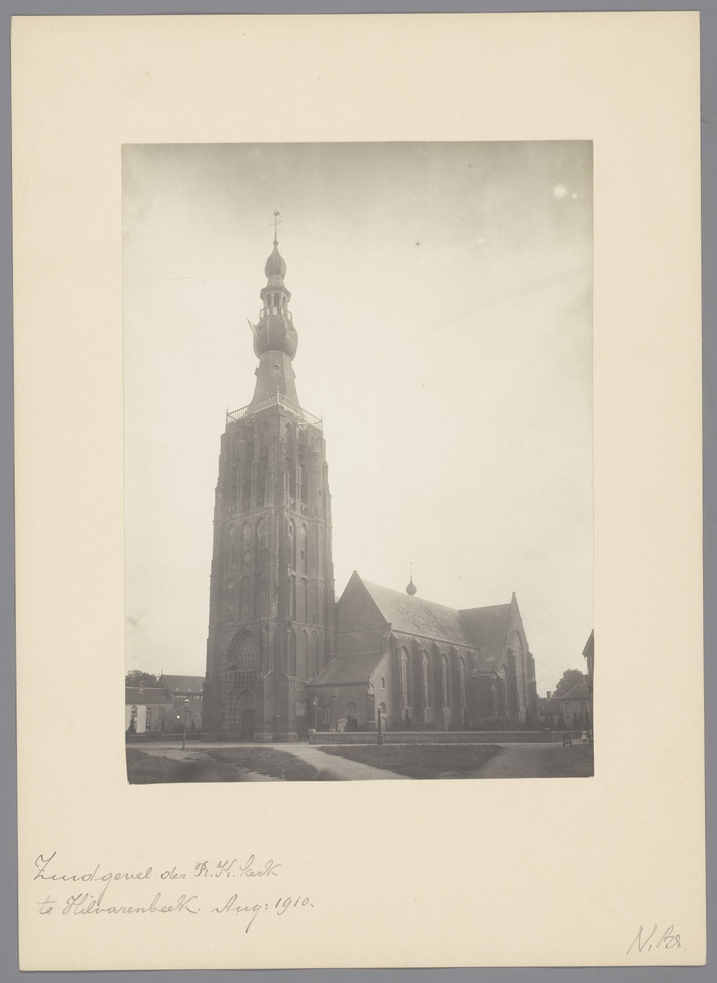 Gezicht op de Sint-Petrus'-Bandenkerk te Hilvarenbeek by anoniem (Monumentenzorg)