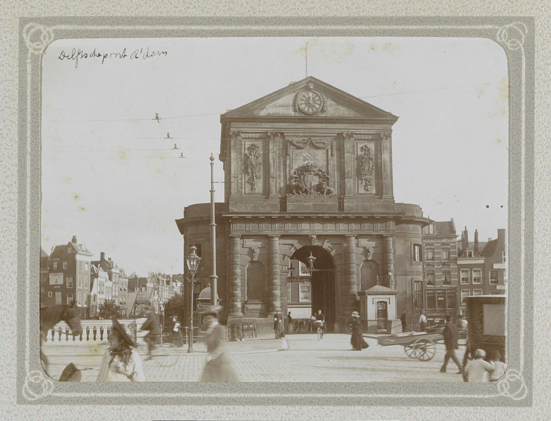 Gezicht op de Delftsche Poort in Rotterdam by Folkert Idzes de Jong