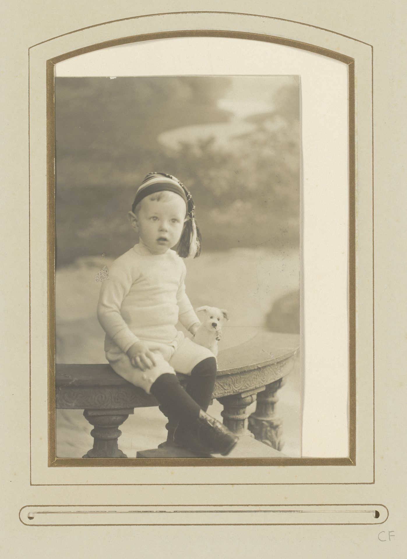 Portret van Johannes Tromp met een speelgoed hond, zittend op een balustrade by Anonymous