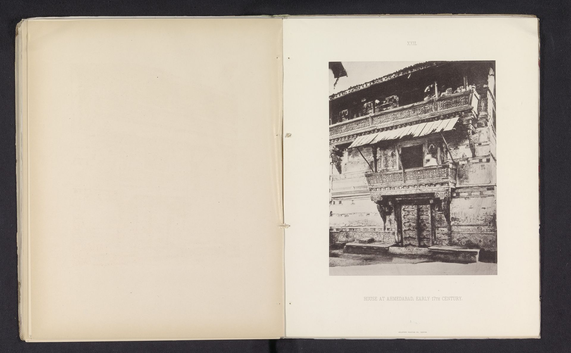 Façade van een huis met een balkon in Ahmedabad by Anonymous