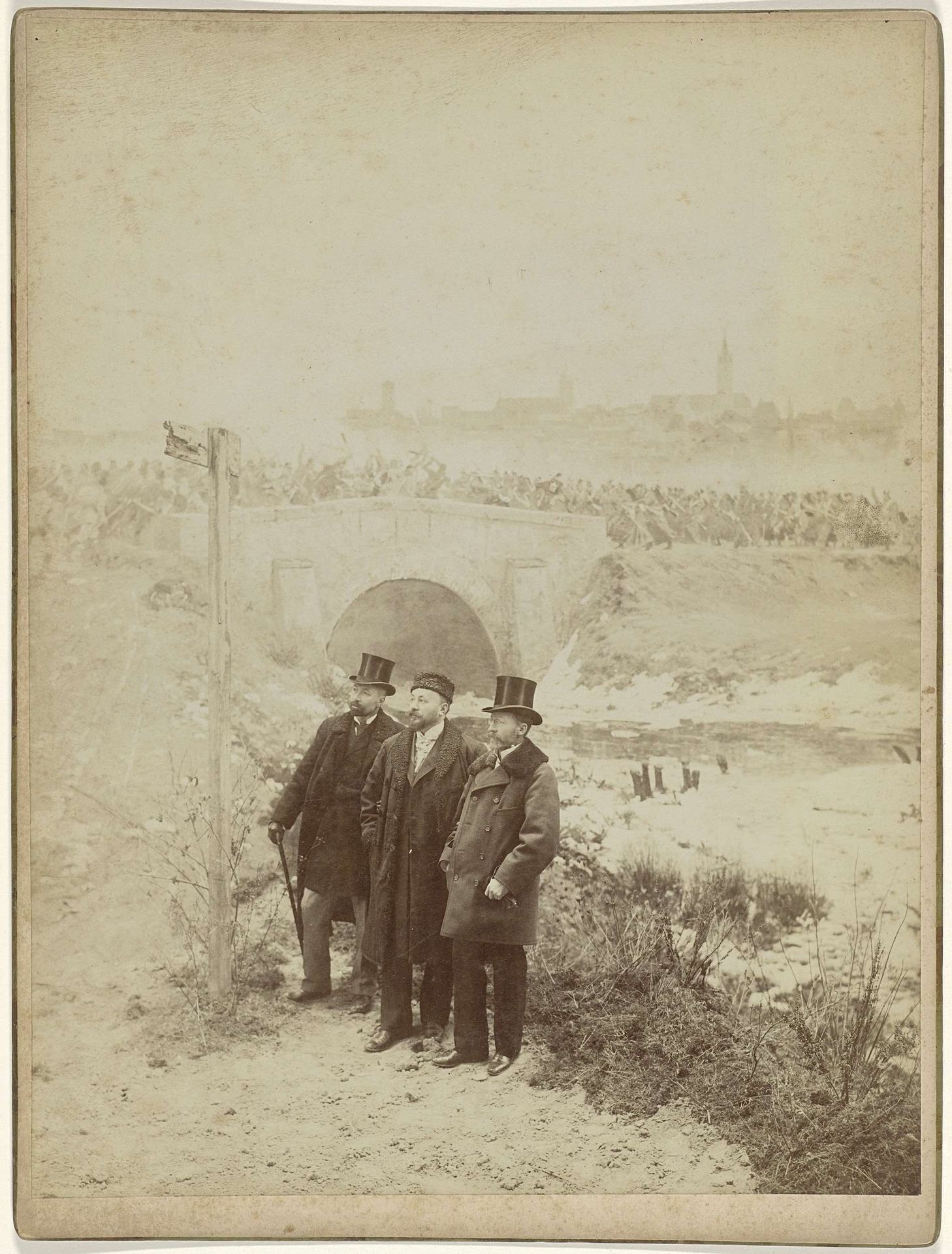 Studioportret van Adam Styka en twee mannen by Anonymous