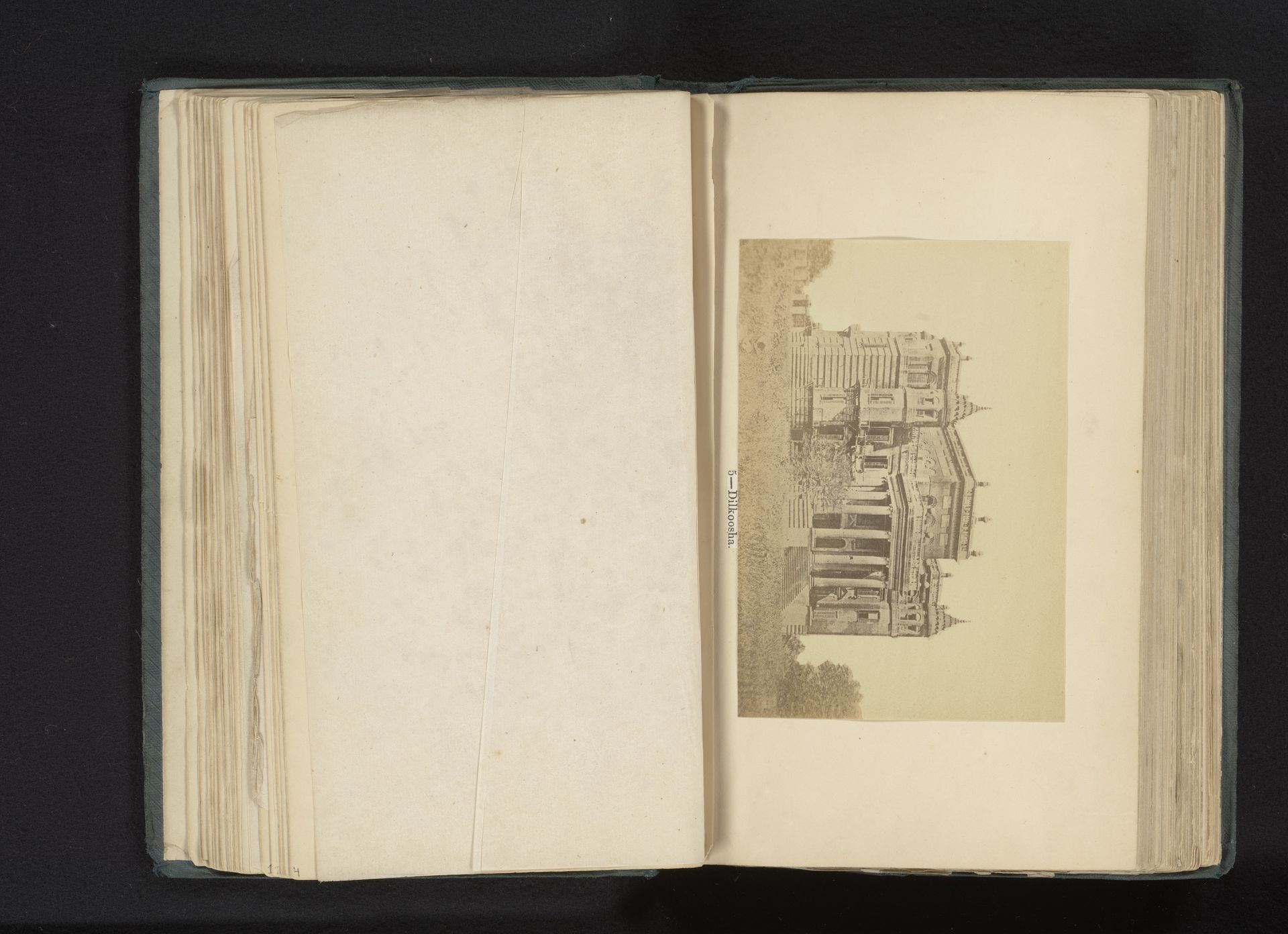 Gezicht op het huis Dilkusha in Lucknow by Darogha Ubbas Alli