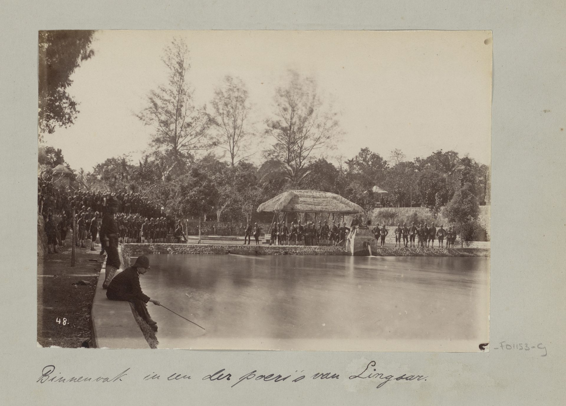 Poeri te Lingsar met soldaten tijdens Lombok-expeditie 1894 by Christiaan Johan Neeb