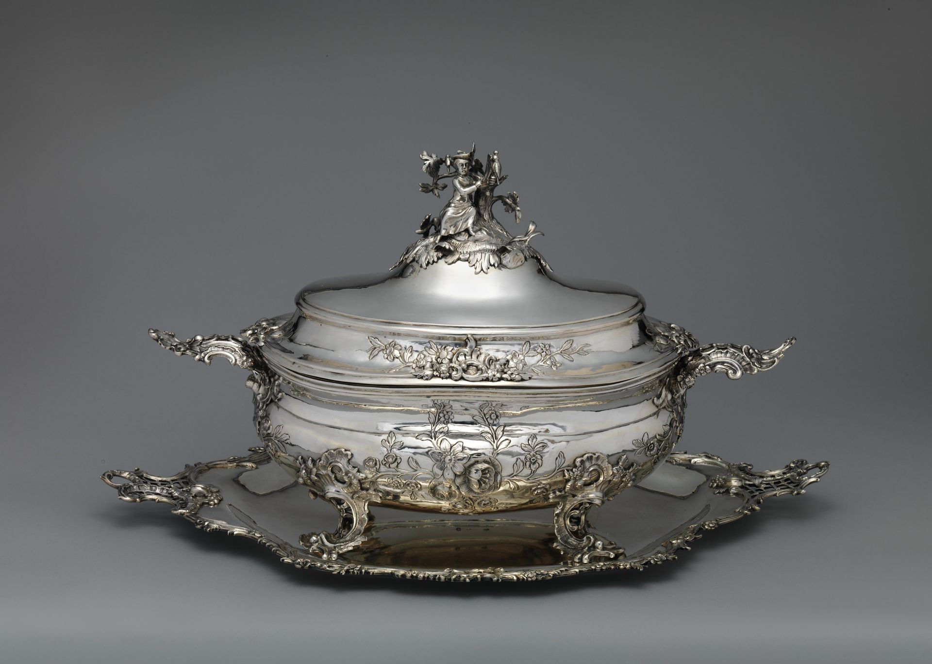 Tureen and stand by Bernhard Heinrich Weyhe