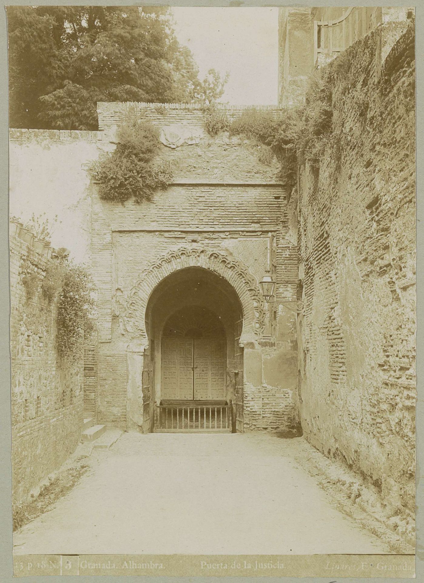 Puerta de la Justicia in het Alhambra by F. Linares